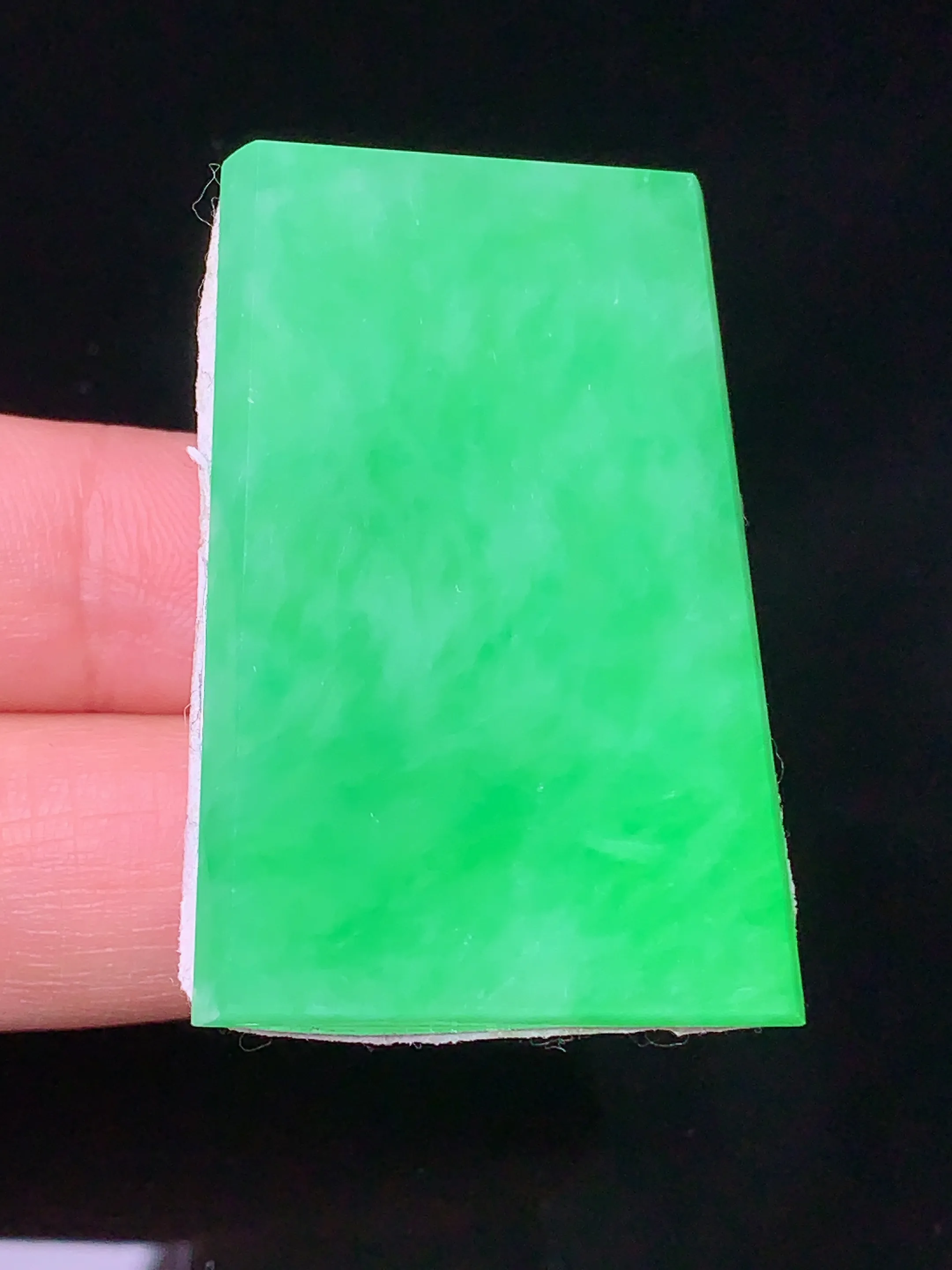 镶嵌款 翠绿无事牌吊坠 玉质细腻 色泽清新艳丽 整体尺寸41.3*27.3*3.2