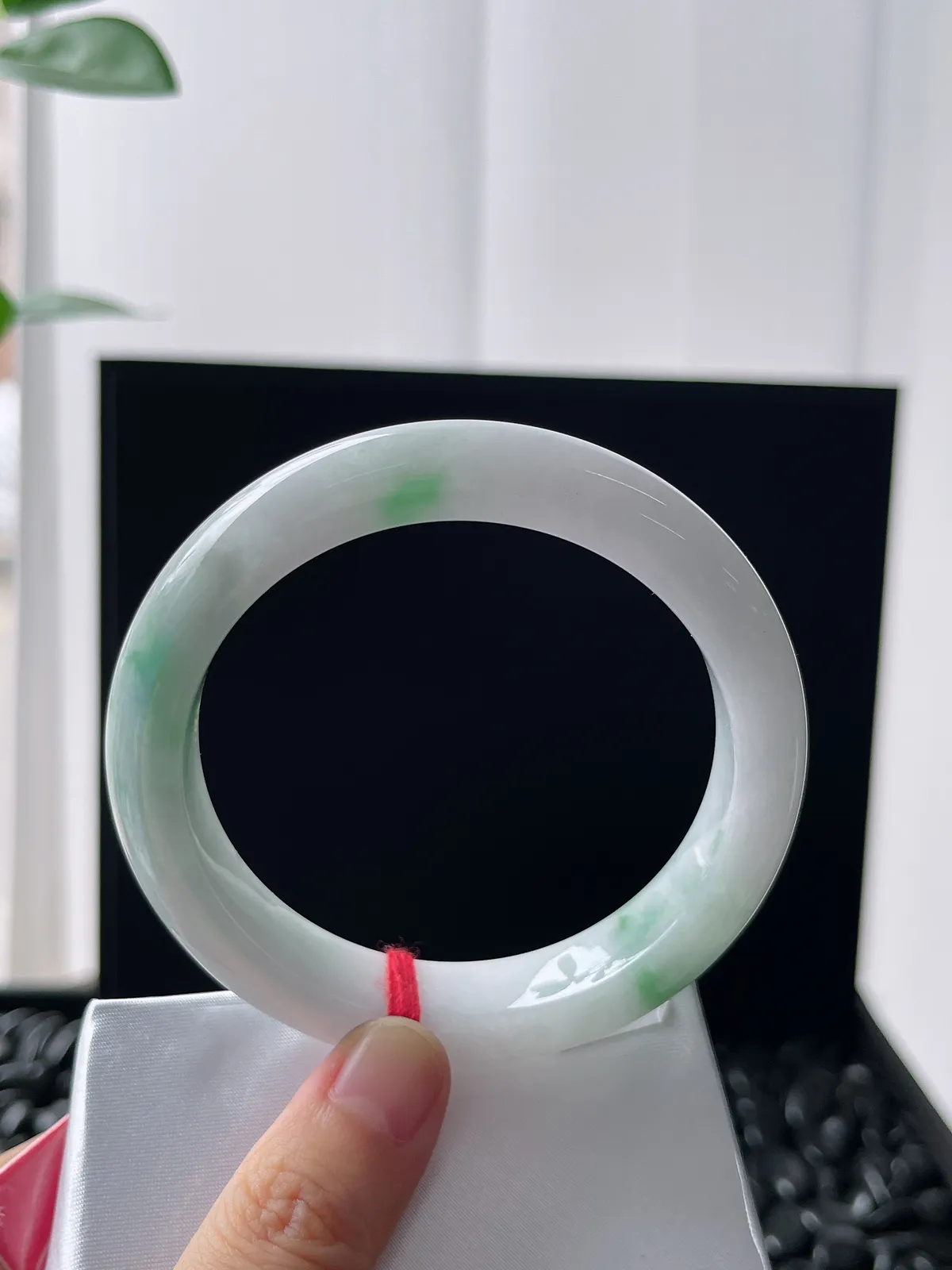 正圈58.8圈口，翡翠糯化种飘绿手镯