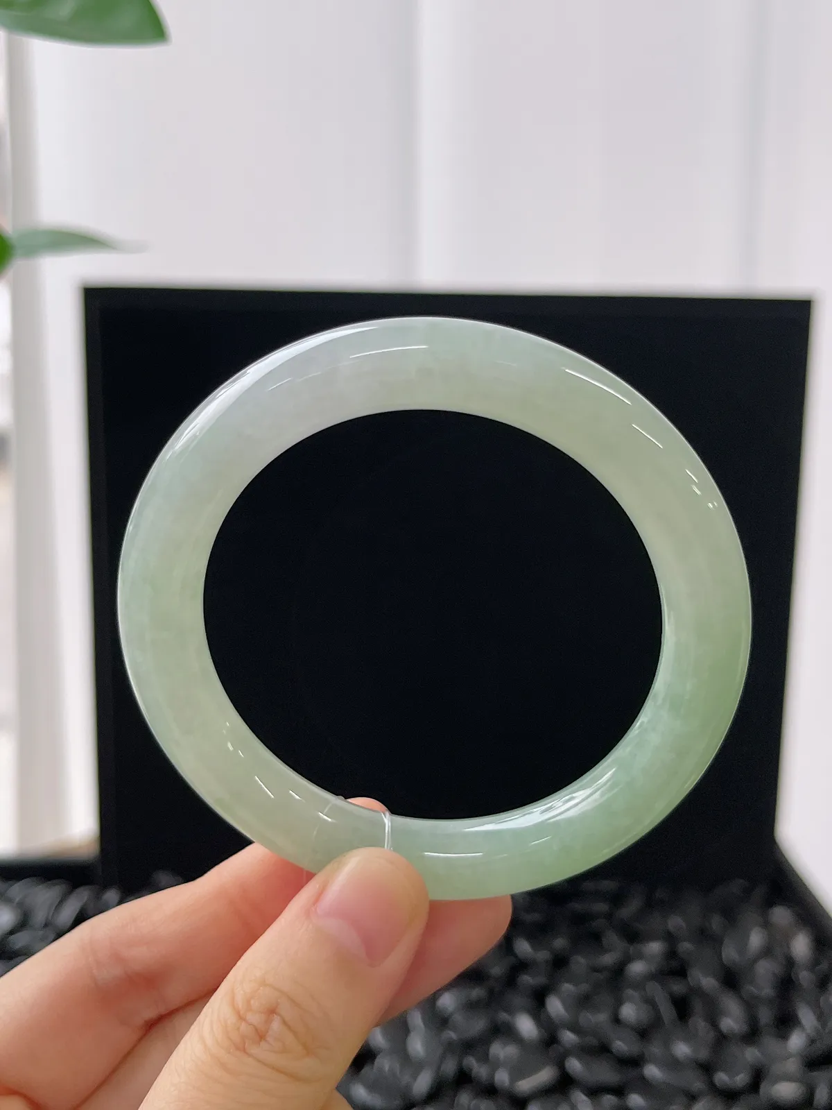 圆镯54.1圈口，翡翠冰糯种淡绿色手镯