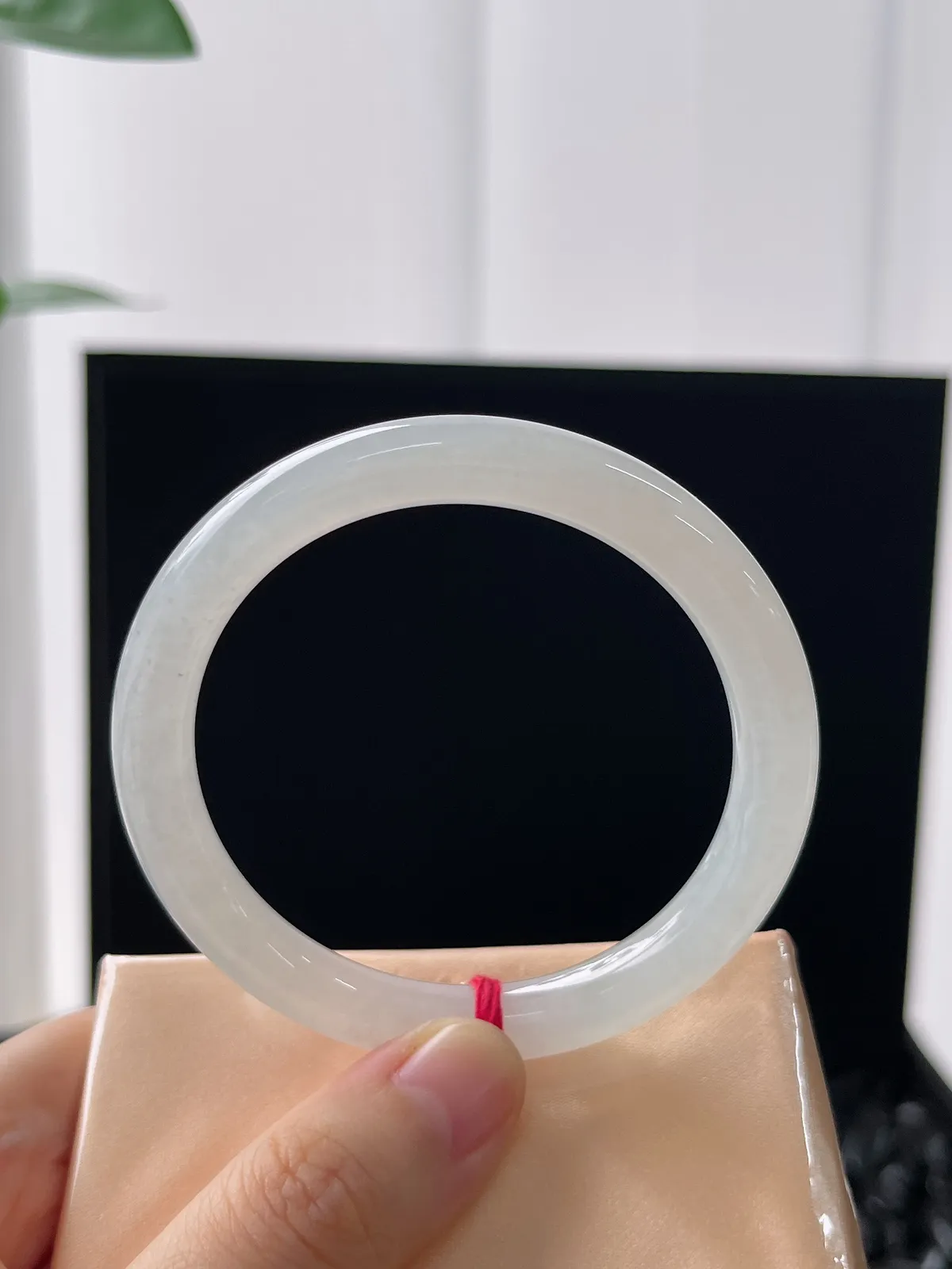 圆镯52.4圈口，翡翠冰糯种白色手镯