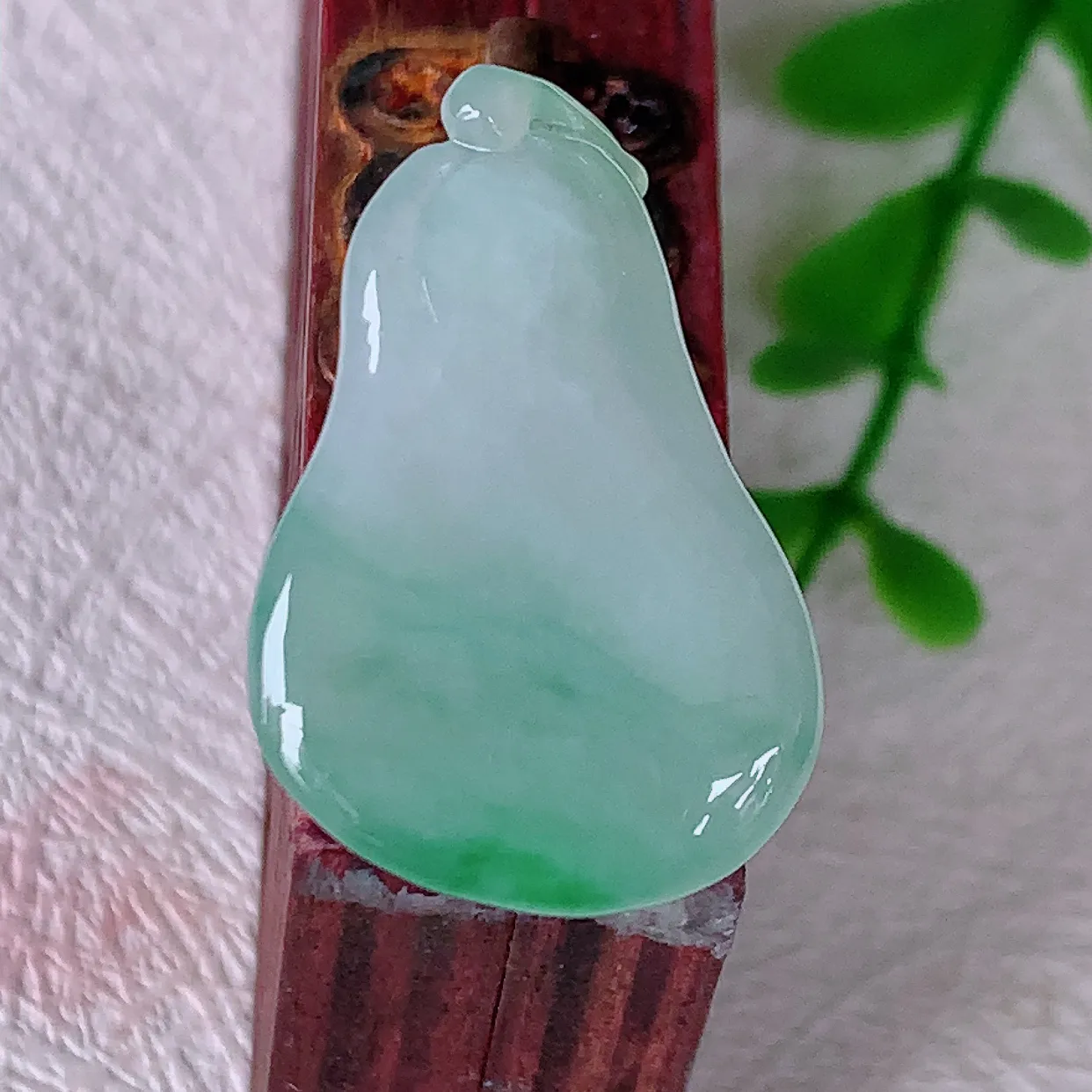自然光实拍，冰种飘绿翡翠招财福瓜吊坠，精美饱满福瓜，种水足，形态圆润饱满，福相十足 ！#46.10