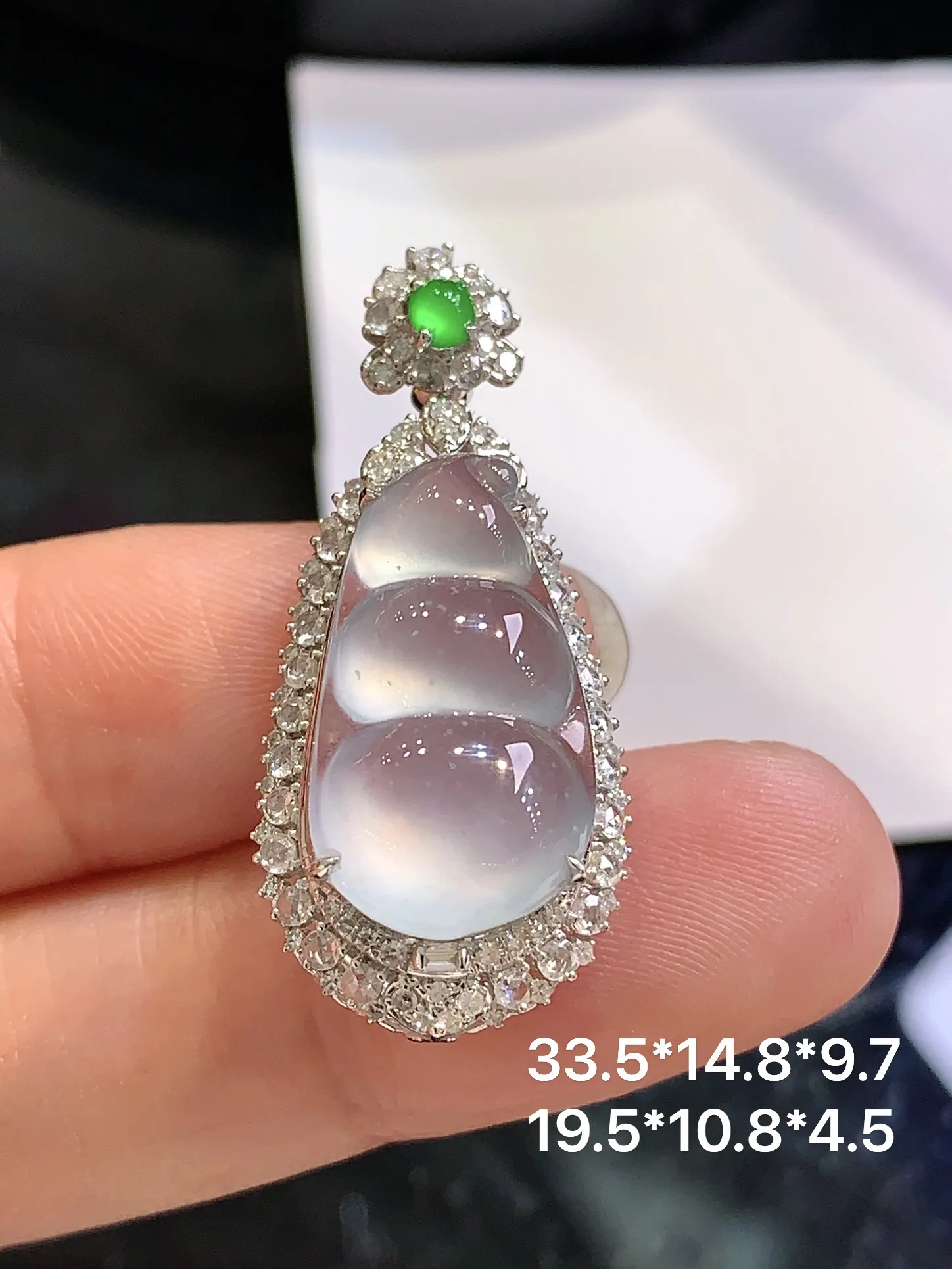 18k金钻镶嵌冰种四季豆吊坠 玉质细腻 色泽清新艳丽 整体尺寸33.5*14.8*9.7