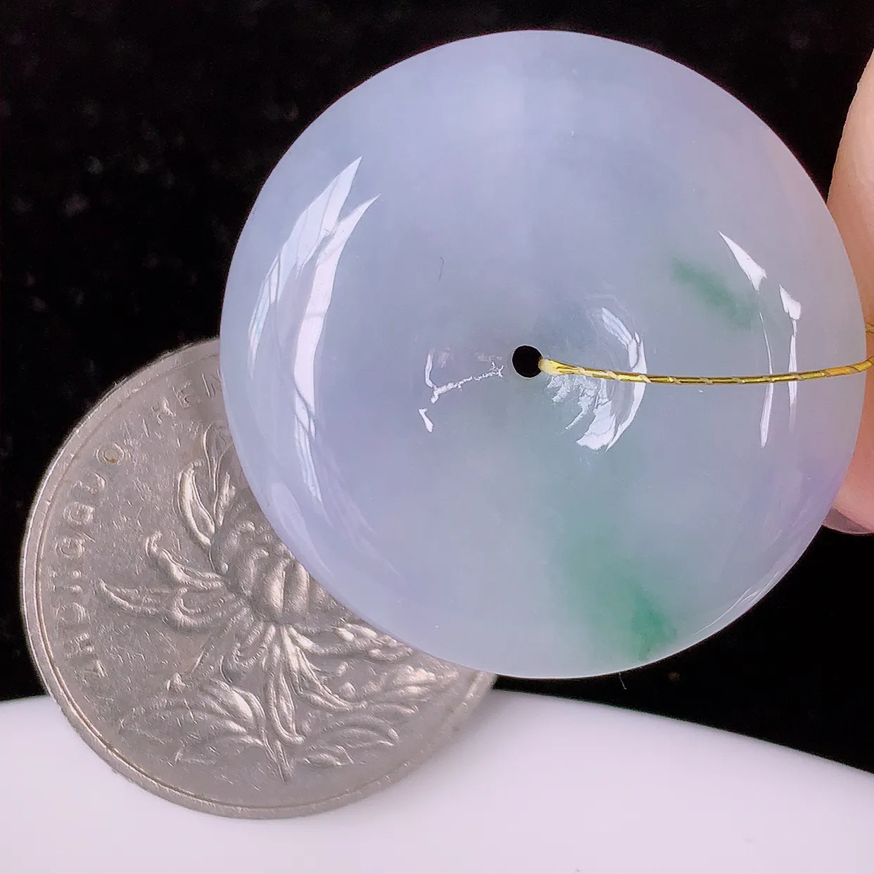 自然光实拍，冰春带彩翡翠平安扣吊坠，玉扣，平安是福；很美的料子，平安扣佩戴优雅迷人！#35.18