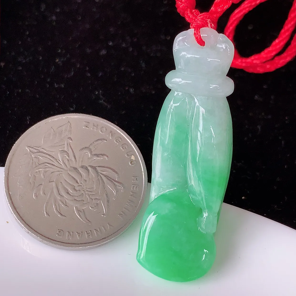 自然光实拍，冰润飘绿翡翠掌上明珠吊坠，翠色灵动，种老水足，寓意好，品相佳，佩戴佳品！#46.10