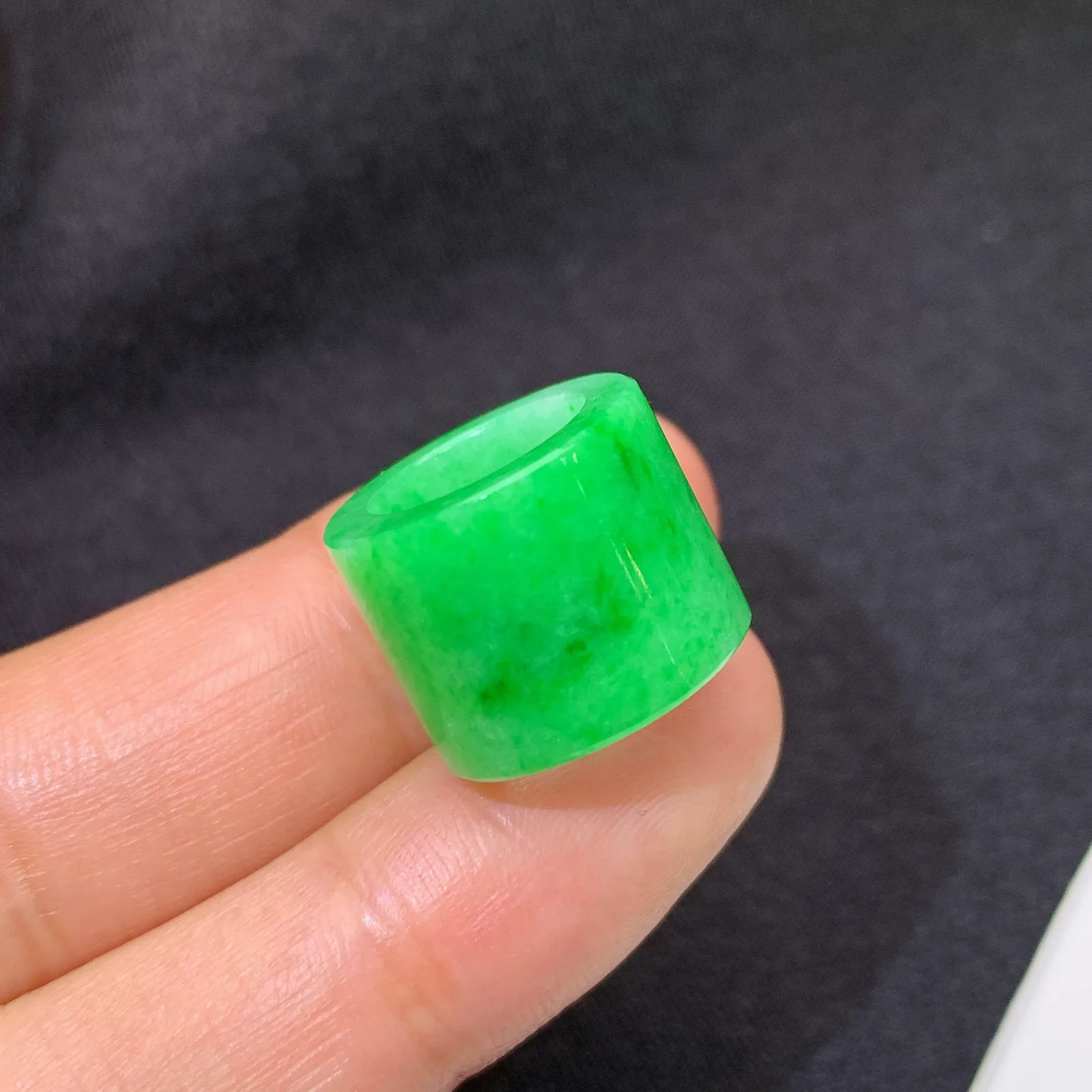 飘绿路路通，冰润色阳，玉质细腻，种水足 尺寸12.2*15.2