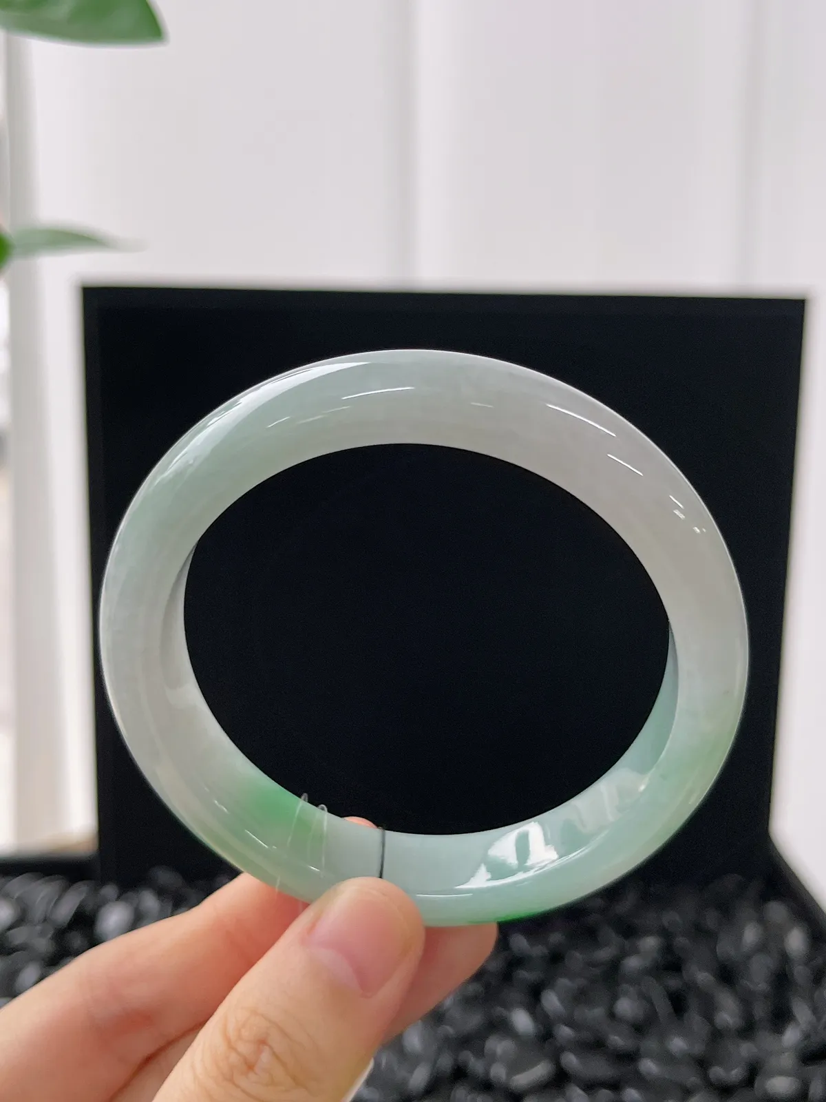 正圈57.7圈口，翡翠糯化种淡绿色手镯