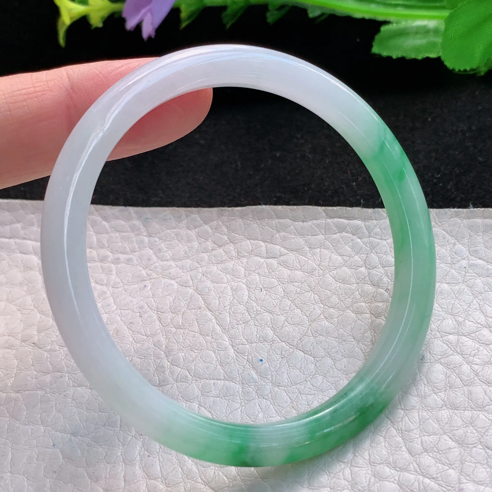 jl自然光54.5*5.3*6.4美人镯 缅甸翡翠a货精美辣绿圆条玉手镯 叮当镯