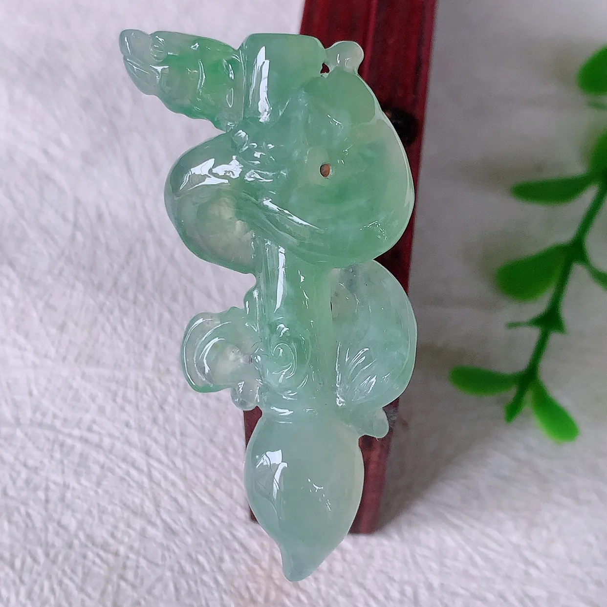 自然光实拍，冰种飘绿翡翠龙腾盛世、龙牌吊坠，种水好，雕工立体精致，佩戴霸气时尚！#01.10