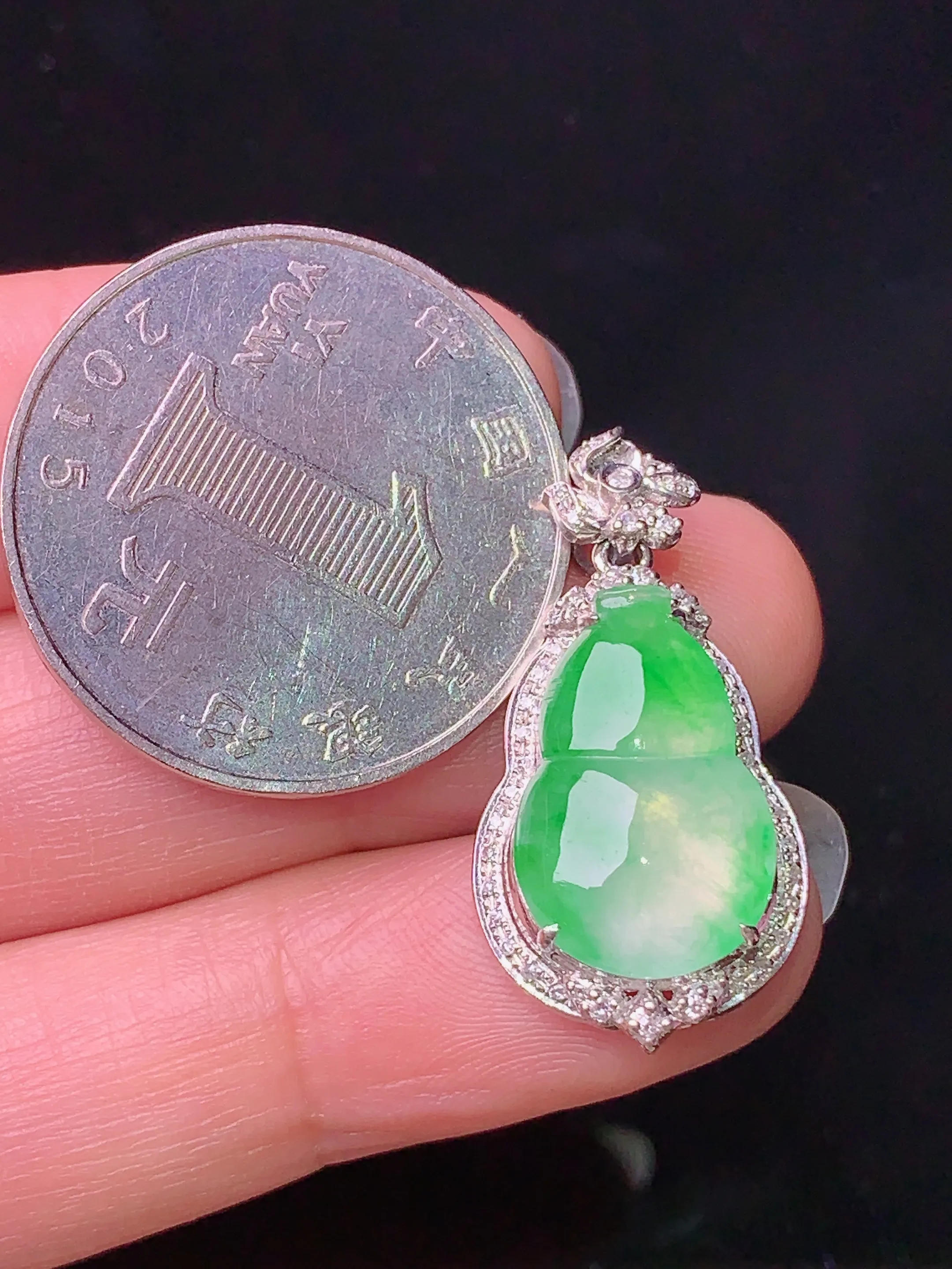 18k金钻镶嵌翠绿葫芦吊坠 玉质细腻 色泽清新艳丽 整体尺寸26.8*14*7.5