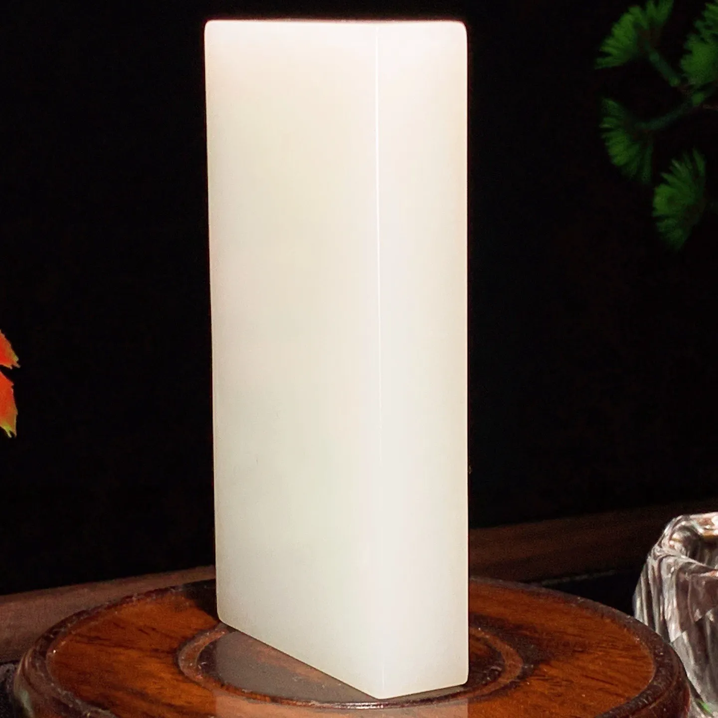 新疆和田玉羊脂白平安无事牌手把牌。尺寸87/47/15重167.5克。白度一级。无裂无杂玉质细腻油润。手推出油。佩戴高端典雅。lt251111