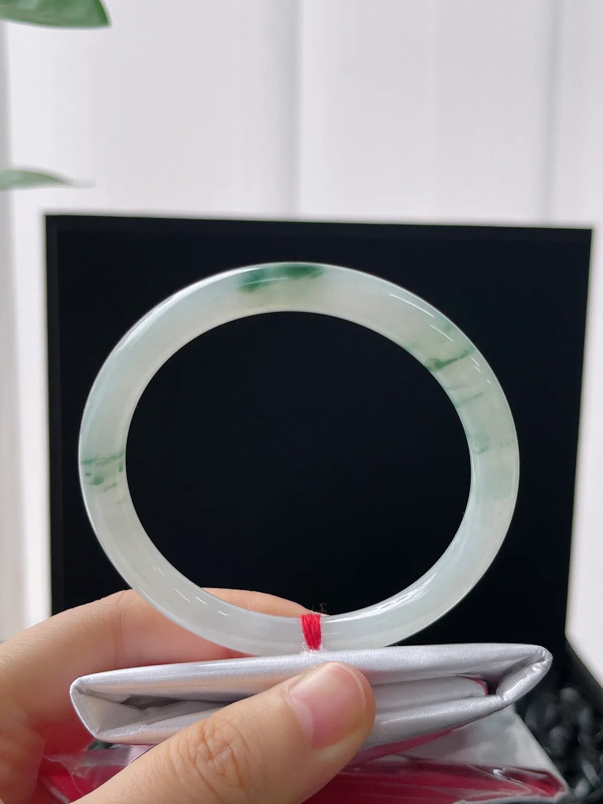 圆镯54.8圈口，翡翠冰糯种飘绿手镯