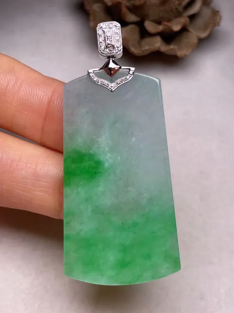冰糯种飘绿平安无事牌吊坠、真金真钻镶嵌，种水好，玉质细腻 .裸石尺寸 45.0*24.3