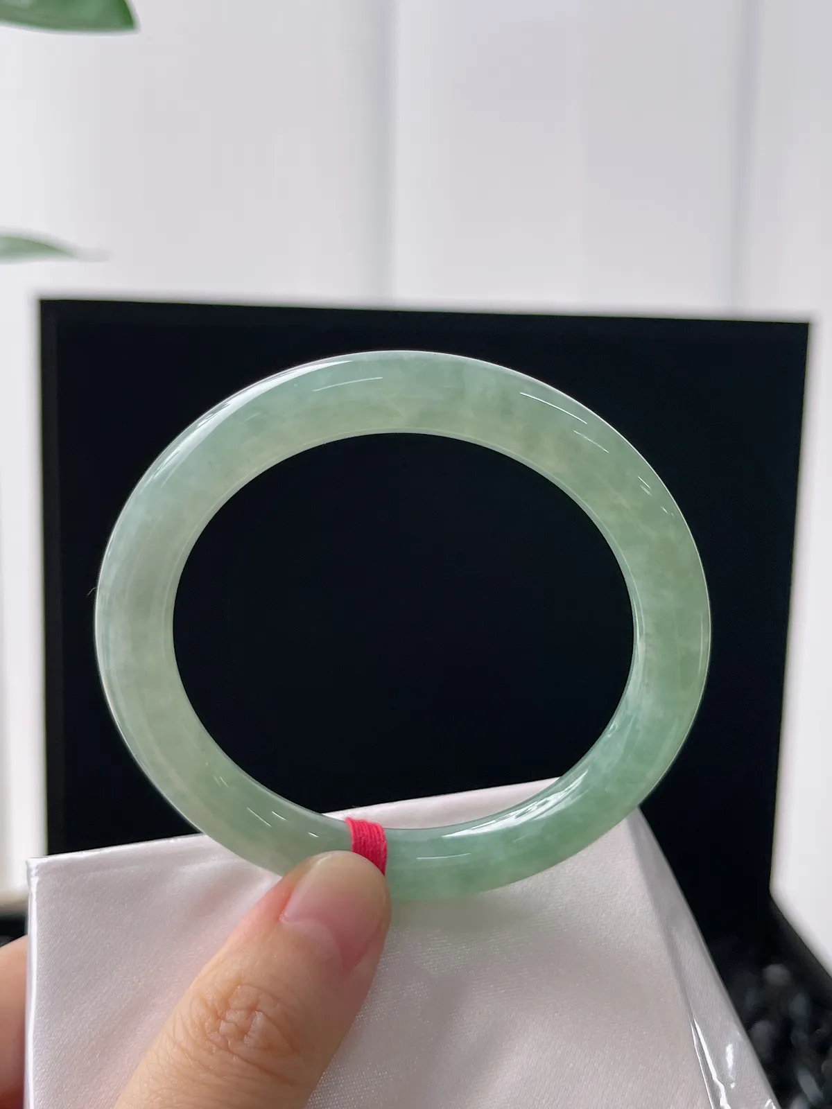 圆镯53.2圈口，翡翠冰糯种淡绿色手镯