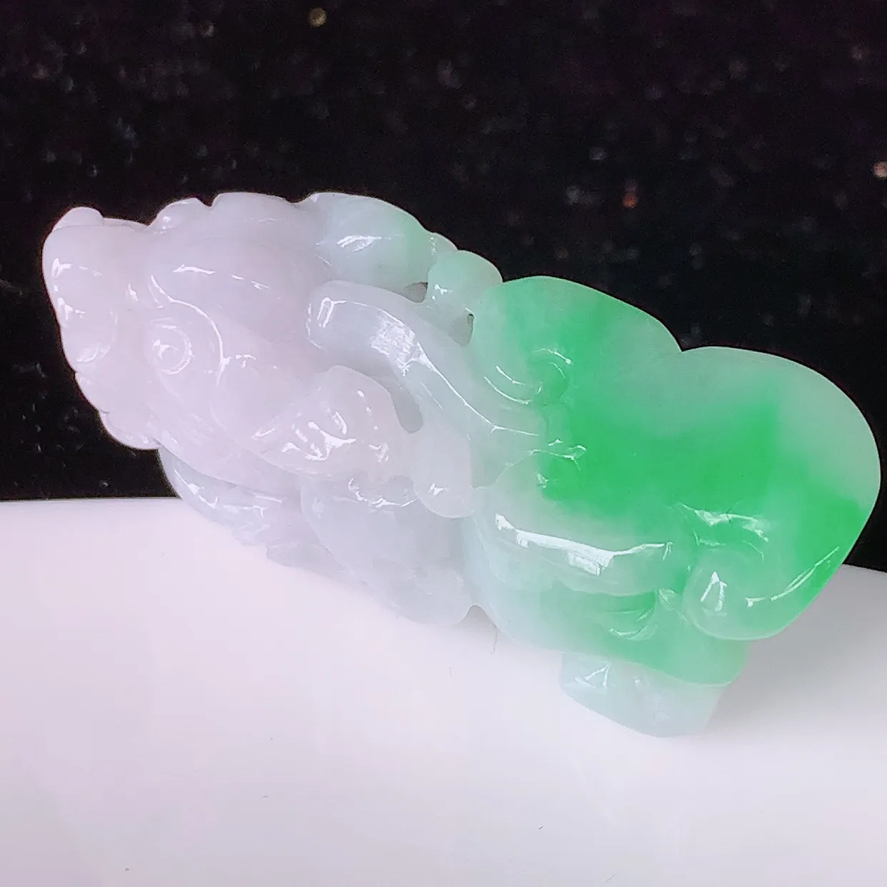 自然光实拍，冰润飘绿招财貔貅吊坠，民间有“一摸貔貅运程旺盛，再摸貔貅财运滚滚，三摸貔貅平步青云 ”的美好祝愿。#81.10