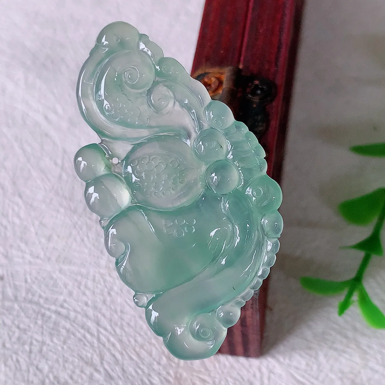 自然光实拍，冰种翡翠蝴蝶吊坠，翠色灵动，玉质细腻，颜色漂亮，品相佳，佩戴佳品！#01.10