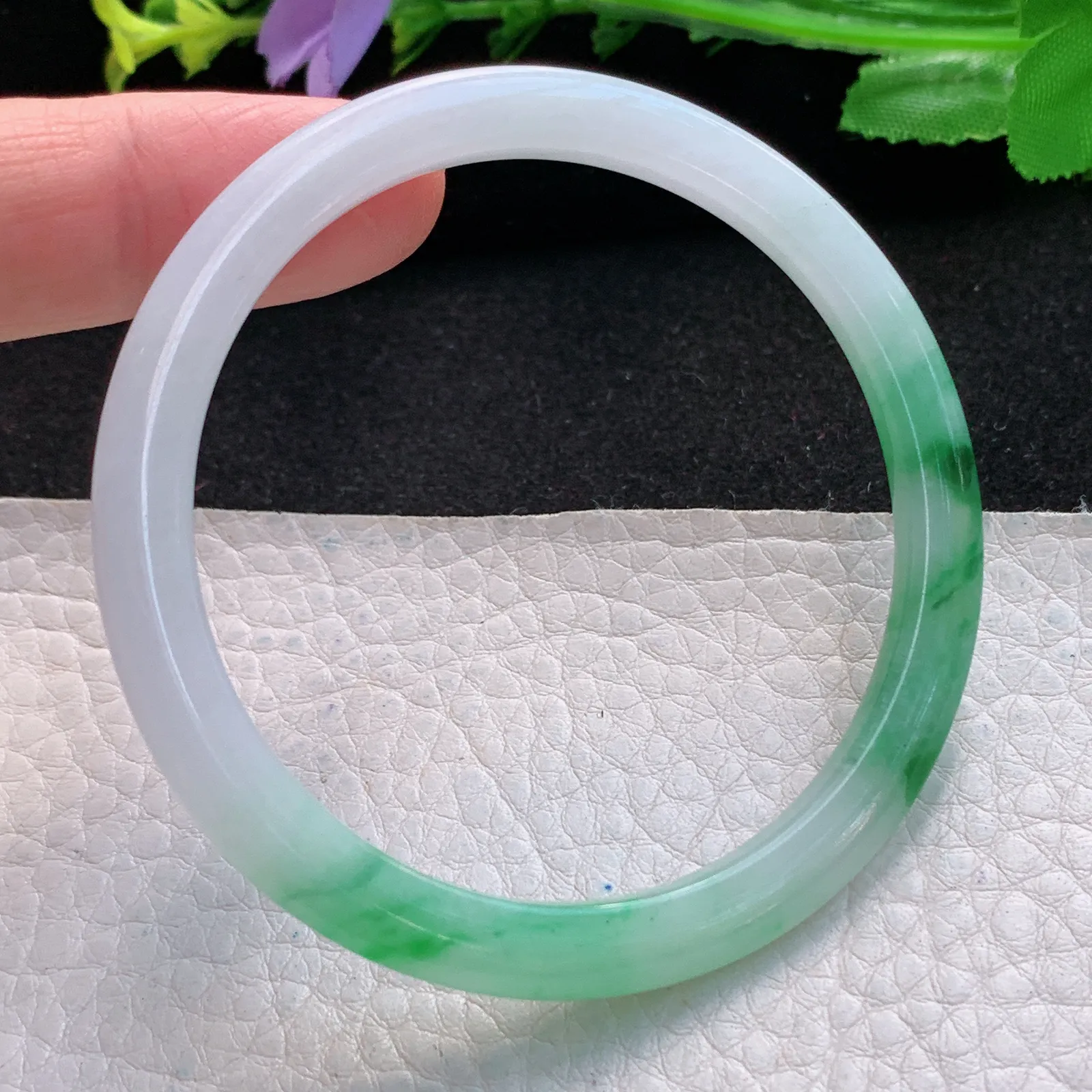 jl自然光54.5*5.3*6.4美人镯 缅甸翡翠a货精美辣绿圆条玉手镯 叮当镯