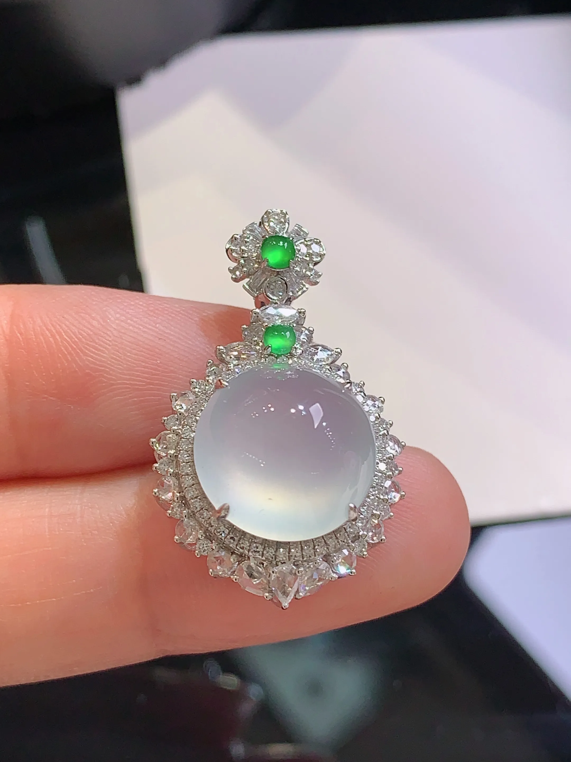 18k金钻镶嵌冰种蛋面吊坠 玉质细腻 色泽清新艳丽 整体尺寸29.2*17.8*12