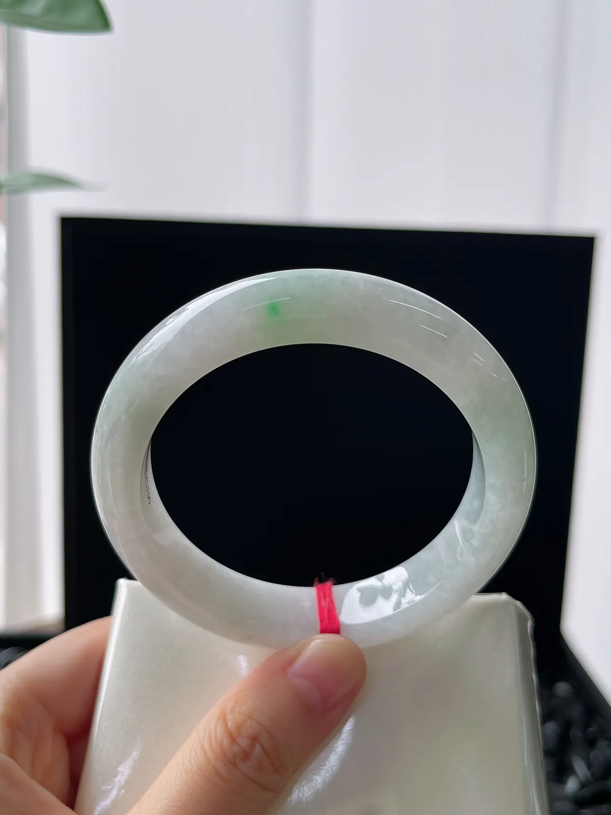 正圈54.7圈口，翡翠糯化种飘绿手镯