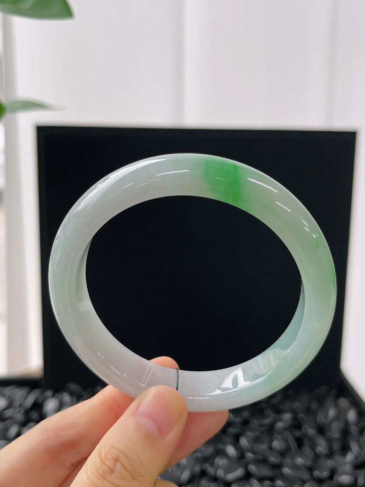 正圈57.7圈口，翡翠糯化种淡绿色手镯