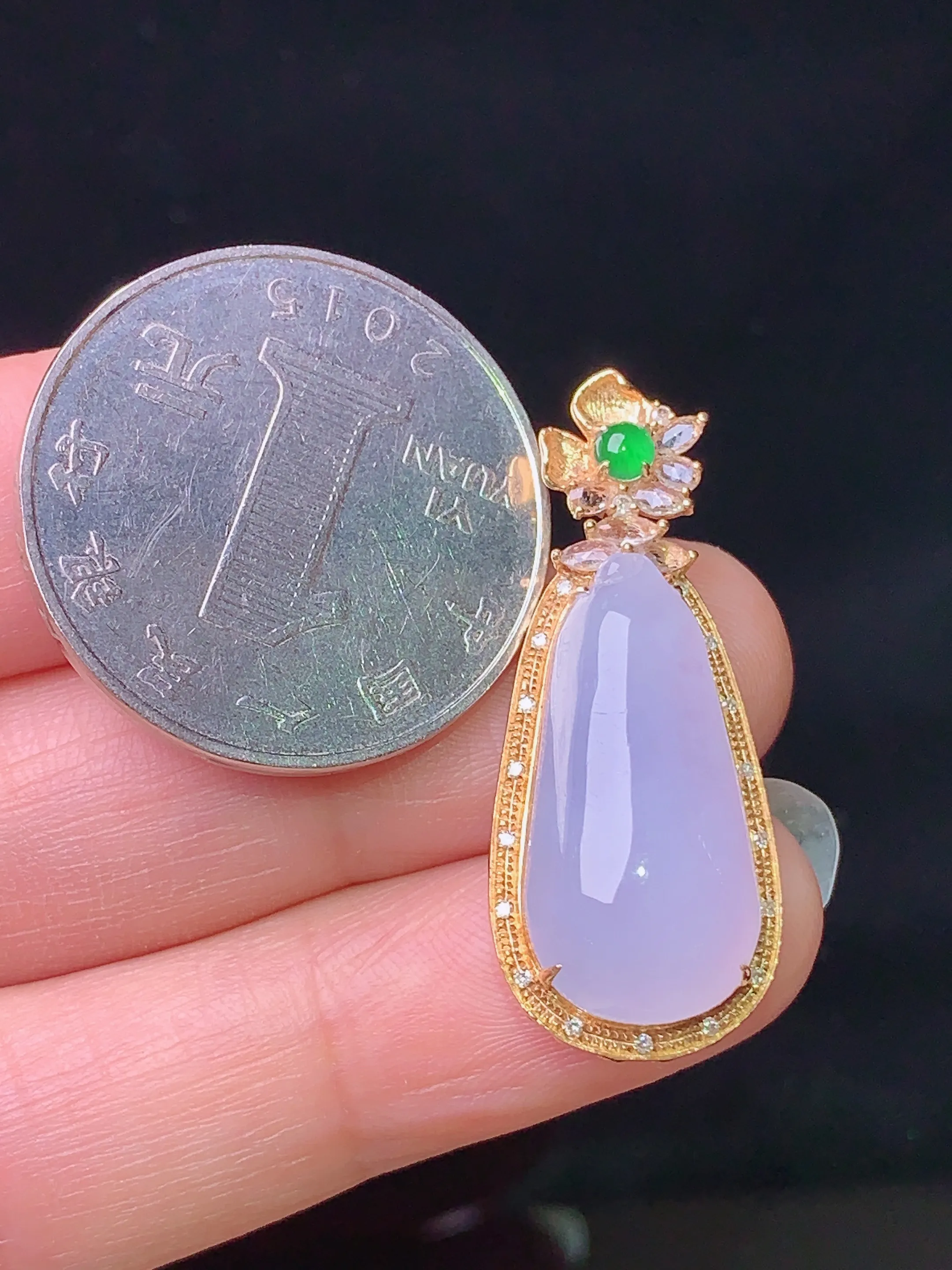 18k金钻镶嵌紫罗兰福瓜吊坠 玉质细腻 色泽清新艳丽 整体尺寸31.7*13.2*8.2