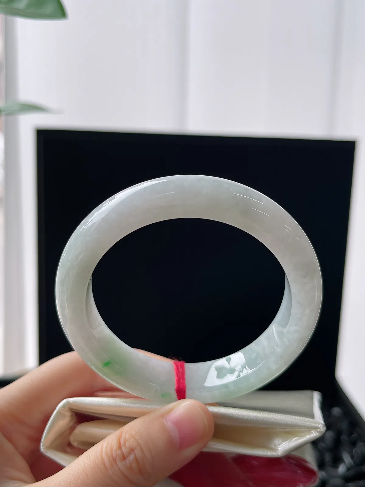 正圈54.7圈口，翡翠糯化种飘绿手镯