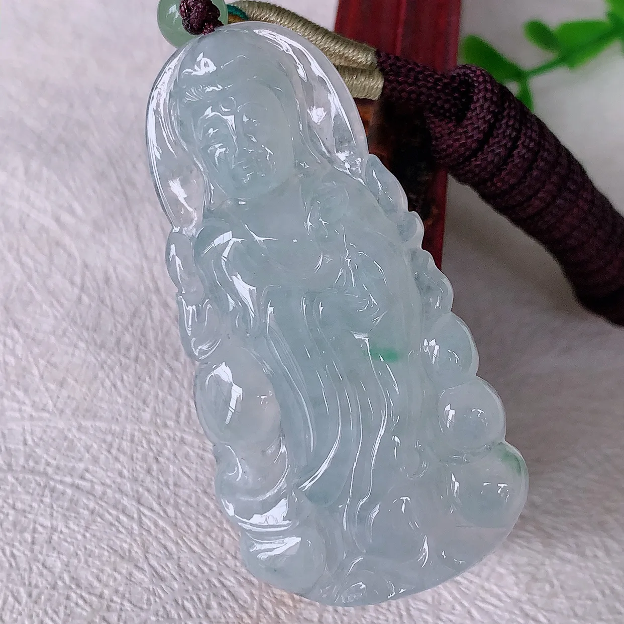 自然光实拍，冰种飘花观音菩萨吊坠，赐福翡翠观音，翠绿迷人，观音面相端庄，佩戴时尚出众！#46.10