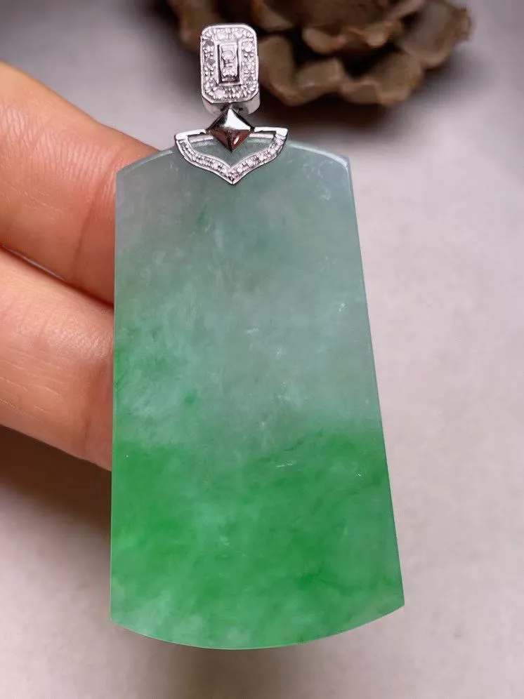 冰糯种飘绿平安无事牌吊坠、真金真钻镶嵌，种水好，玉质细腻 .裸石尺寸 44.0*25.0