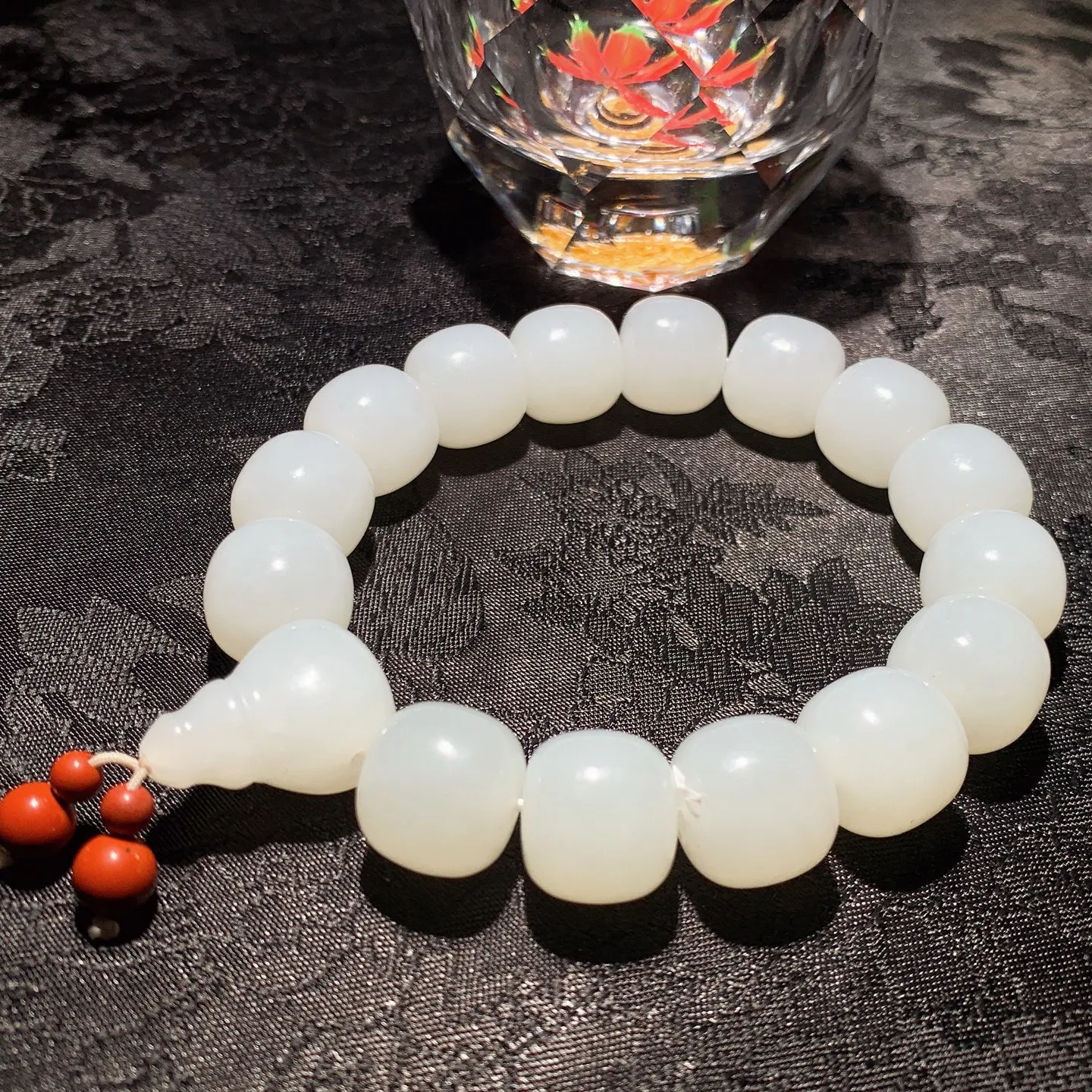 1和田玉白玉羊脂白老型珠手串。单颗尺寸13/14！玉质细腻油润。手推出油。佩戴高端典雅。lt251111