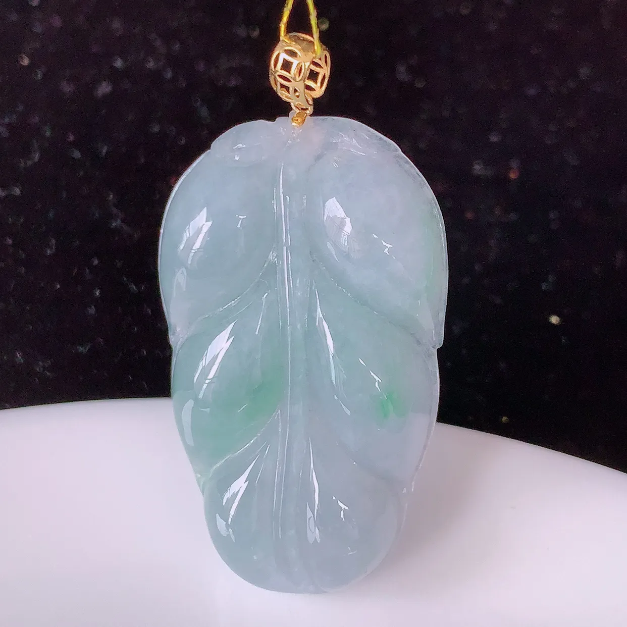 18K金镶嵌冰春带彩翡翠叶子吊坠 ，种水足，色泽清新，工艺精湛，叶子寓意美好；金枝玉叶，事业5.18有成。#