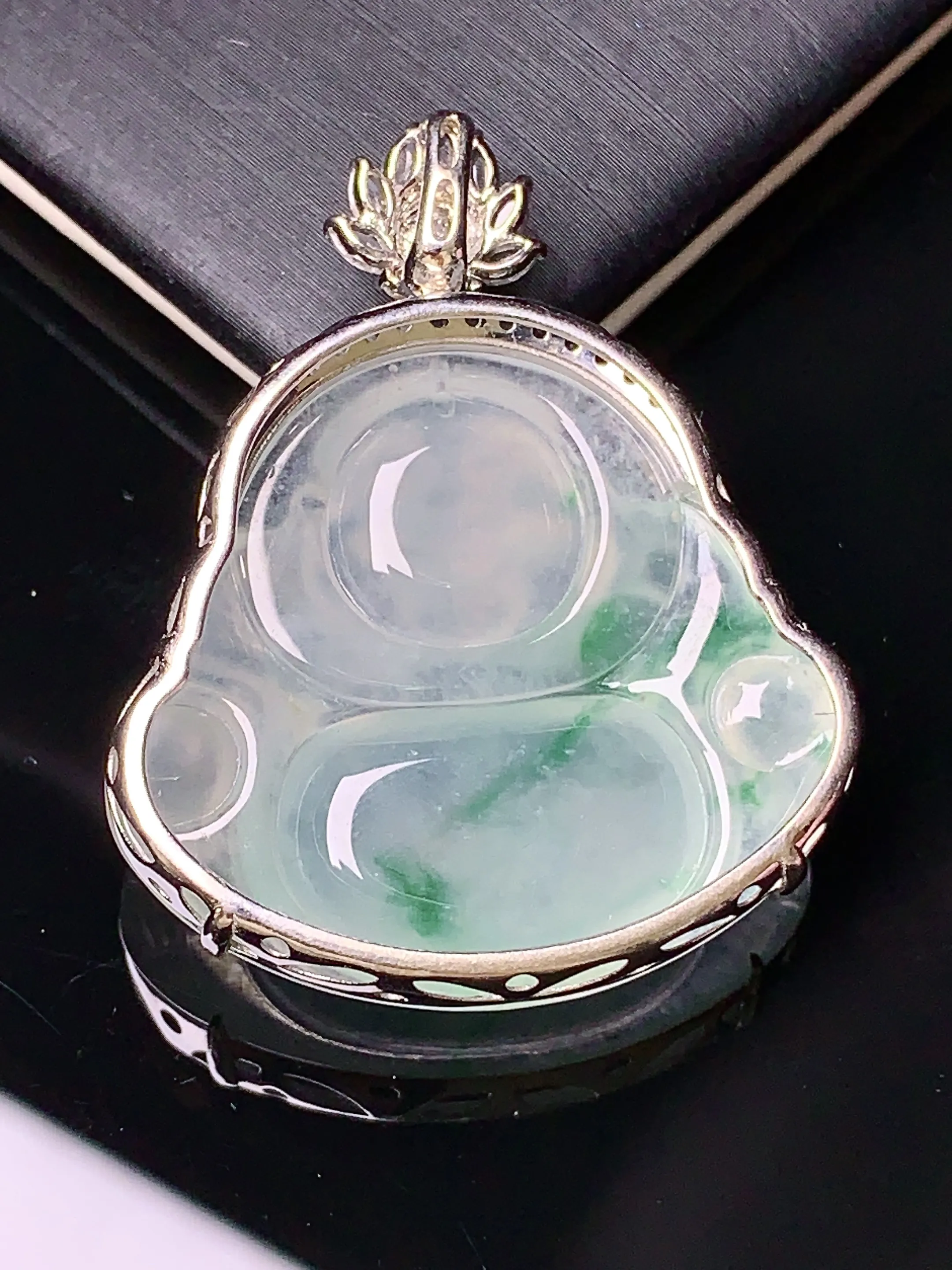 18k金钻镶嵌飘绿佛公吊坠 玉质细腻 色泽清新艳丽 整体尺寸35.8*29*8.5