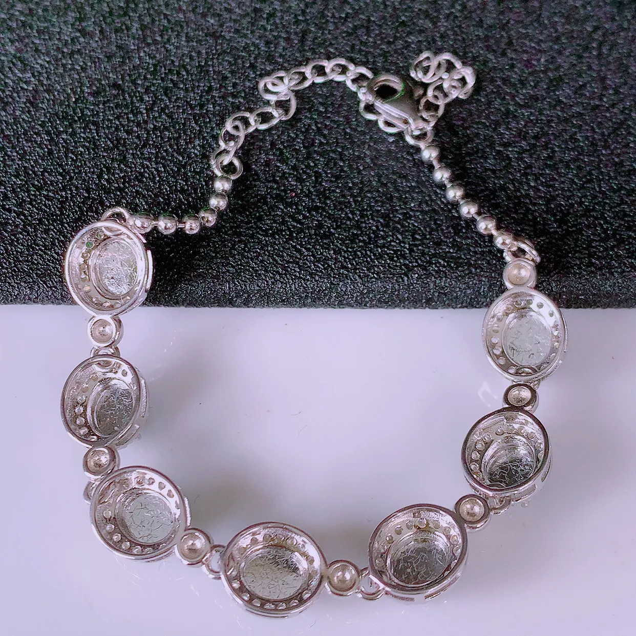 冰透满绿翡翠925银镶嵌手链，自然光实拍，翠色灵动，颜色漂亮，种老水足，品相佳，佩戴佳品！#97.10取一整体7.5*8.8*5.5裸石5.5*5.5