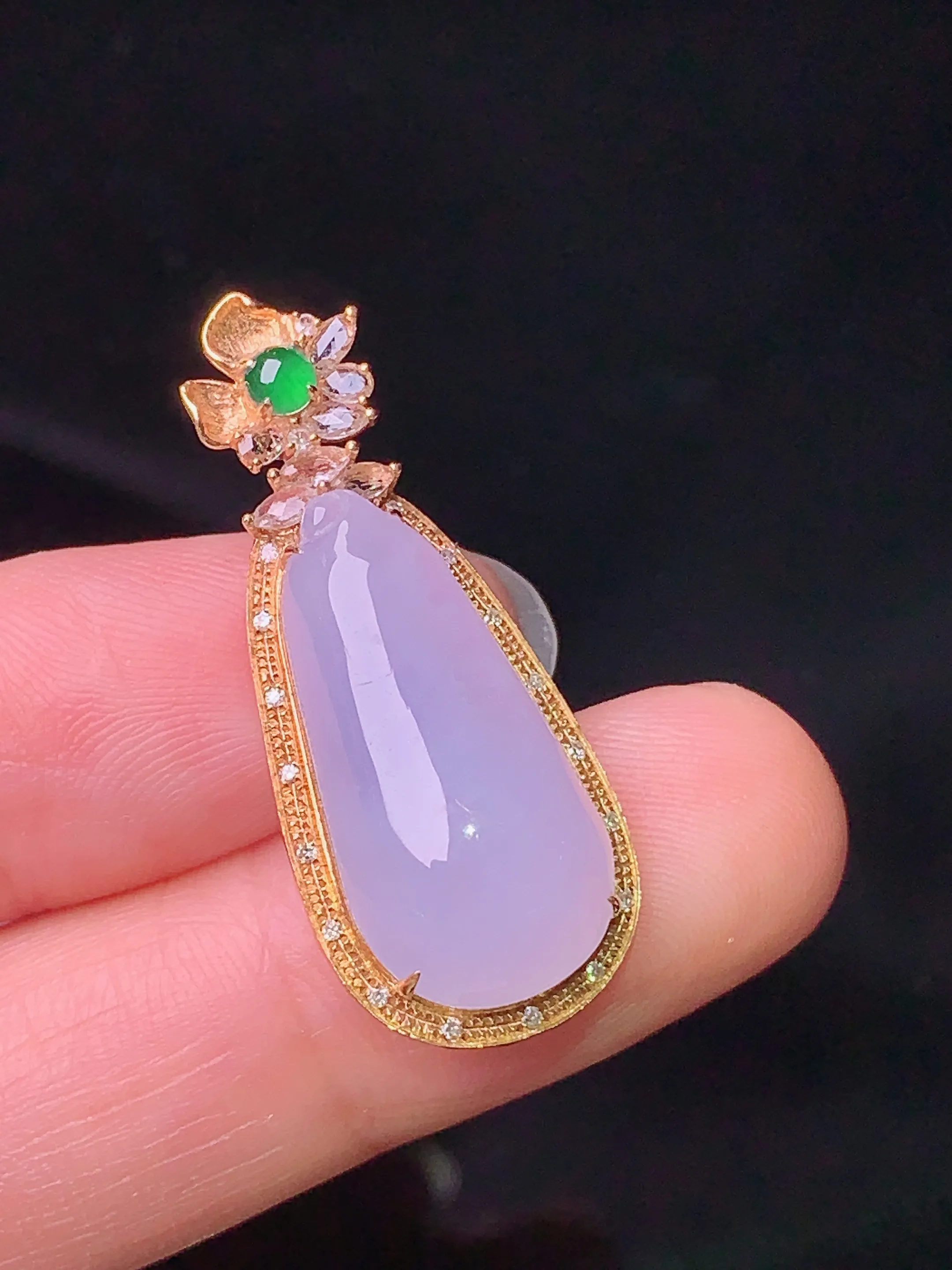 18k金钻镶嵌紫罗兰福瓜吊坠 玉质细腻 色泽清新艳丽 整体尺寸31.7*13.2*8.2