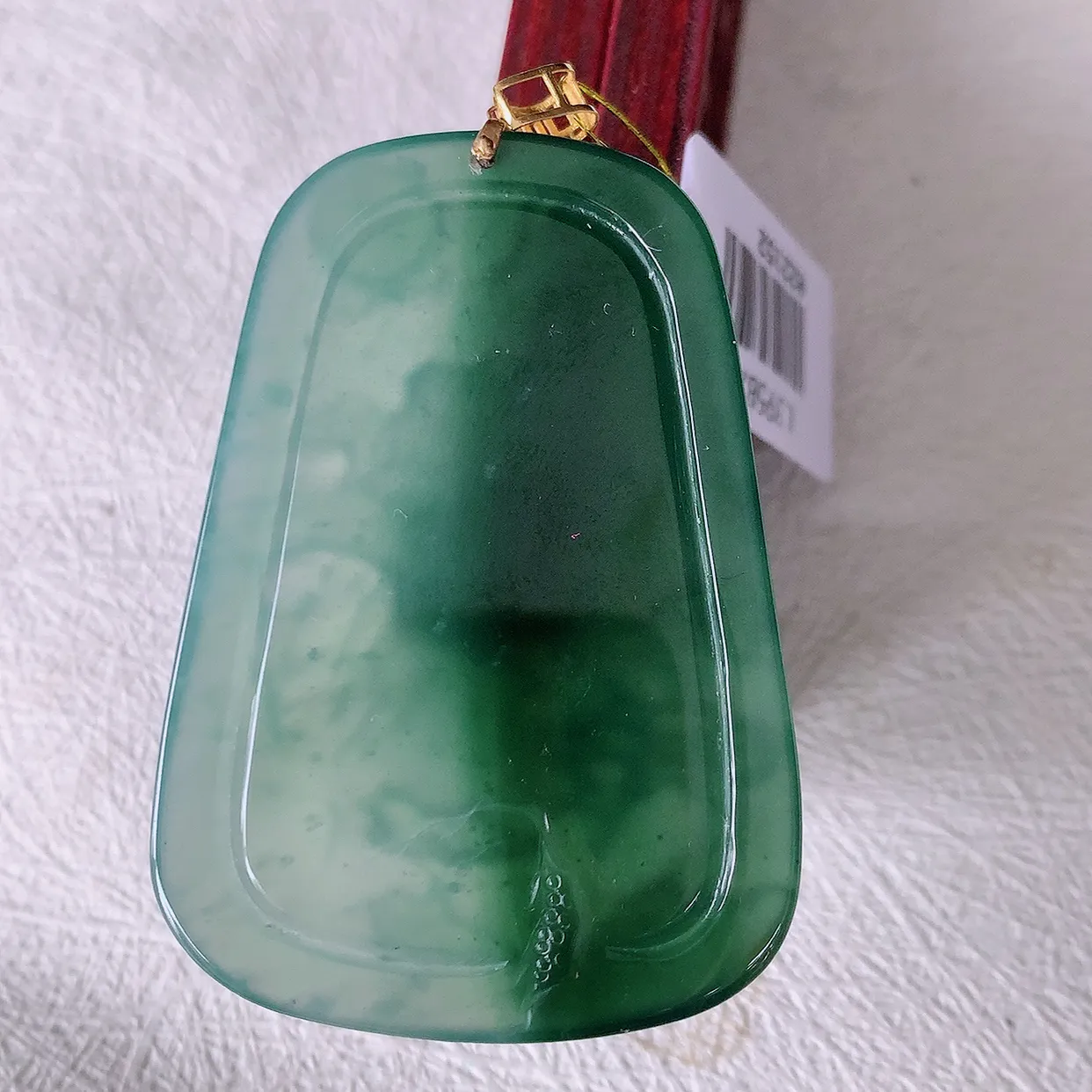 自然光实拍，18K金镶嵌冰种飘花翡翠山水牌吊坠，立体生动形象，山水素材布局合理，意境感佳，佩戴上身效果更高贵 #35.10整体59裸石52*36.5*4.5