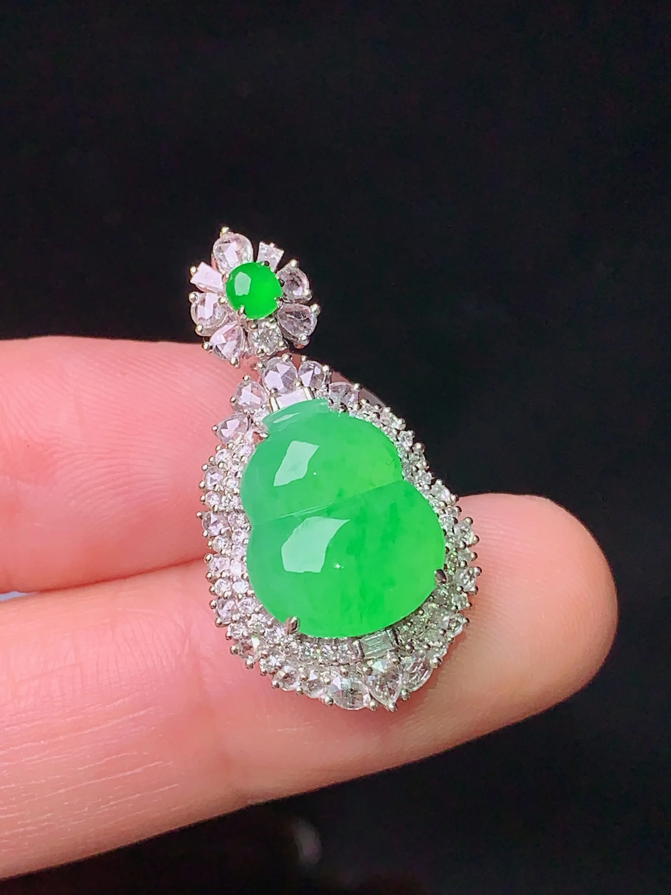 18k金钻镶嵌翠绿葫芦吊坠 玉质细腻 色泽清新艳丽 整体尺寸28*15*10.3