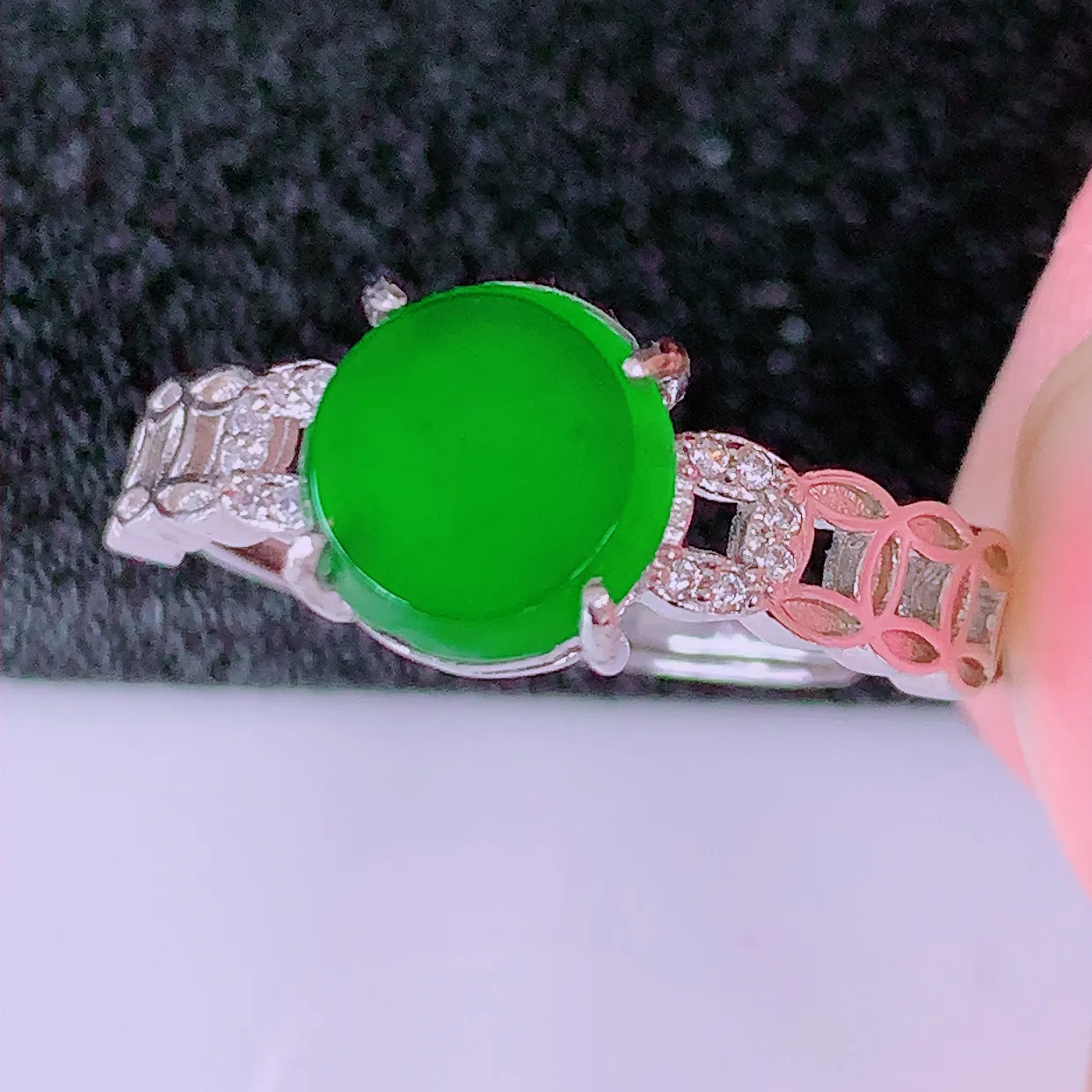 冰透满绿翡翠925银镶嵌戒指，自然光实拍，翠色灵动，颜色漂亮，种老水足，品相佳，佩戴佳品！#97.10（圈口可调大小）整体22.5-18.5-4.5裸石8*8