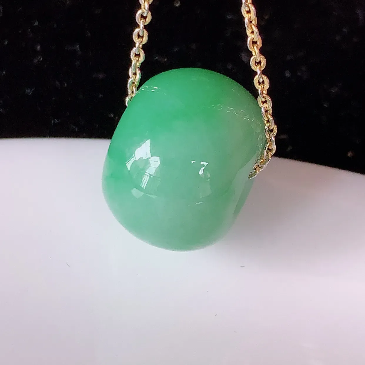 自然光实拍，水润飘绿翡翠路路通吊坠，路路畅通，翠色灵动，玉质细腻，颜色漂亮，品相佳，佩戴佳品！#05