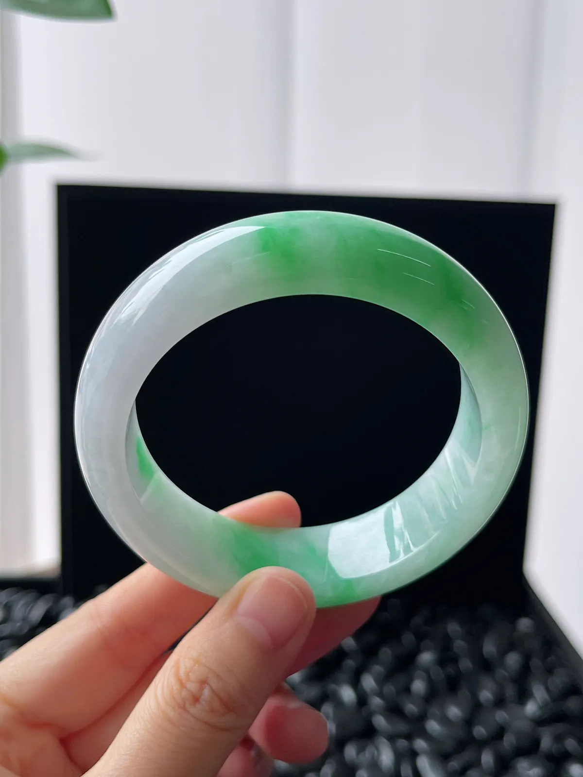 正圈56圈口，翡翠糯化种飘绿手镯