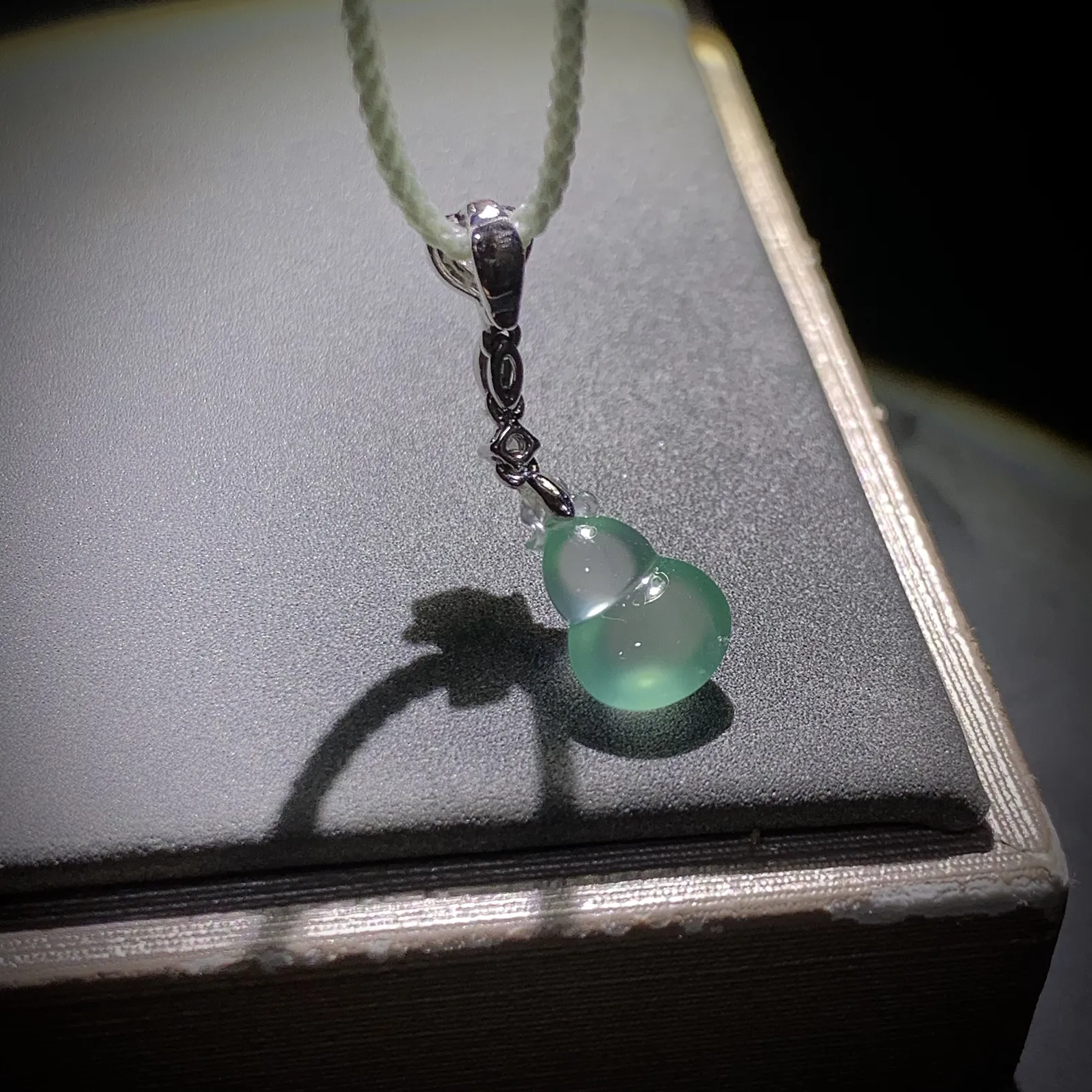 高质量翡翠葫芦吊坠小滴溜，
24.5-裸石11.5-7.5-4.2mm，
18K金，南非钻，