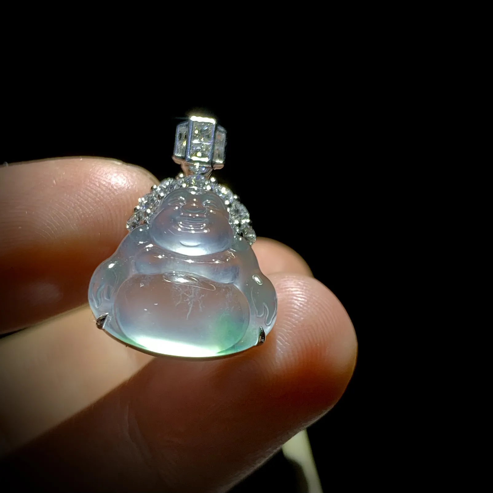 【大肚能容·弥勒佛】，
裸石约17-15.5-4.2mm，整体23.8-17-6.6mm，
18K金