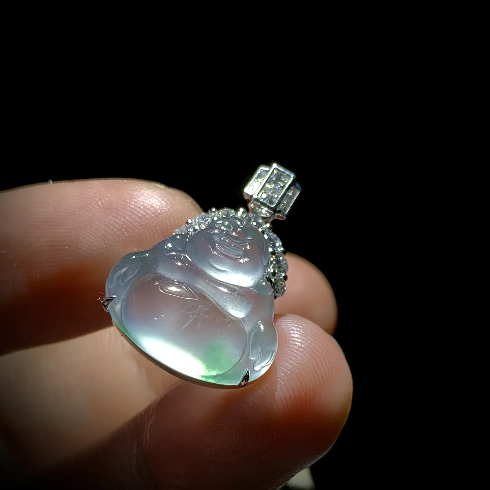 【大肚能容·弥勒佛】，
裸石约17-15.5-4.2mm，整体23.8-17-6.6mm，
18K金，南非钻，