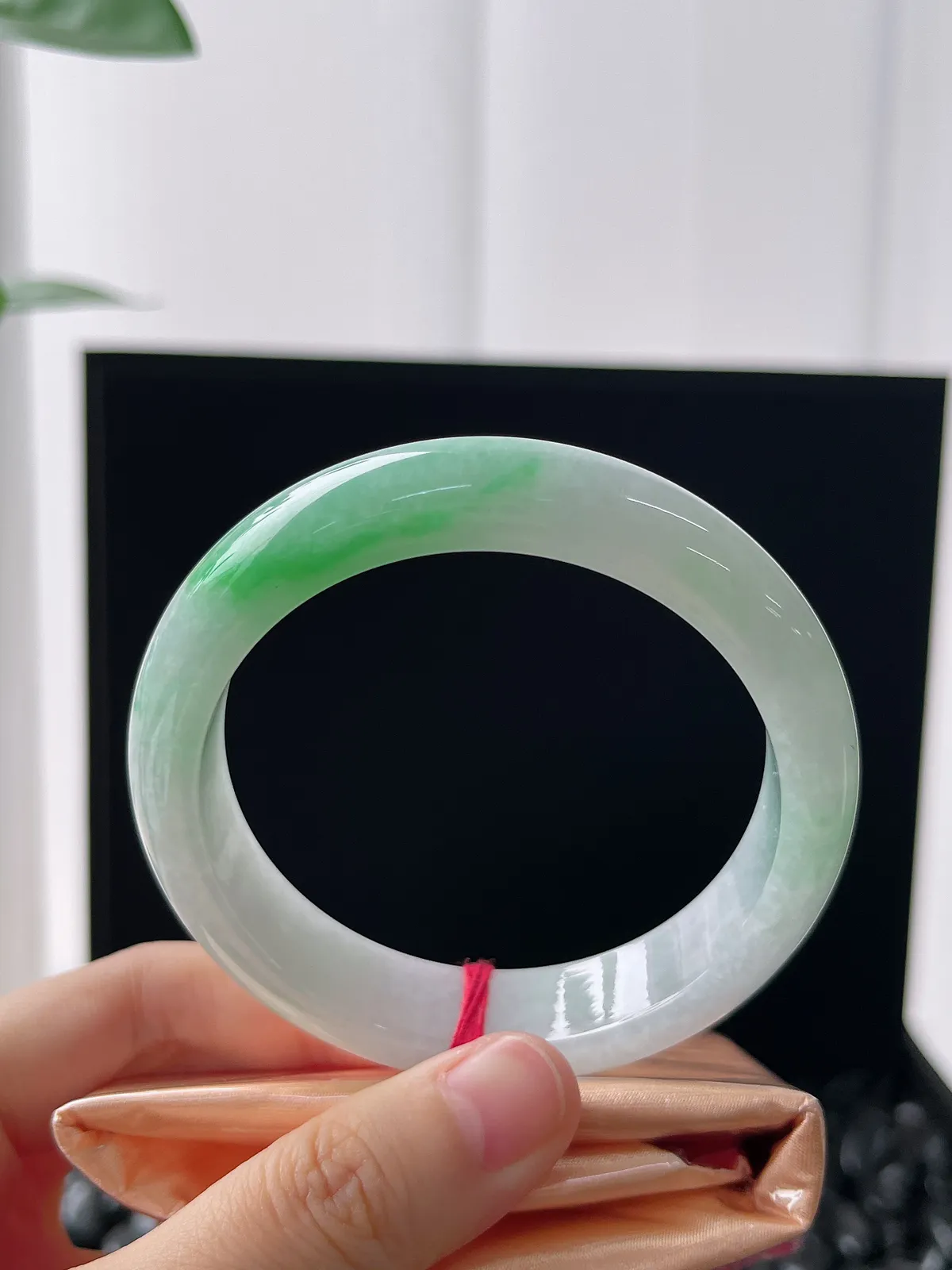 正圈56.4圈口，翡翠冰糯种飘绿手镯