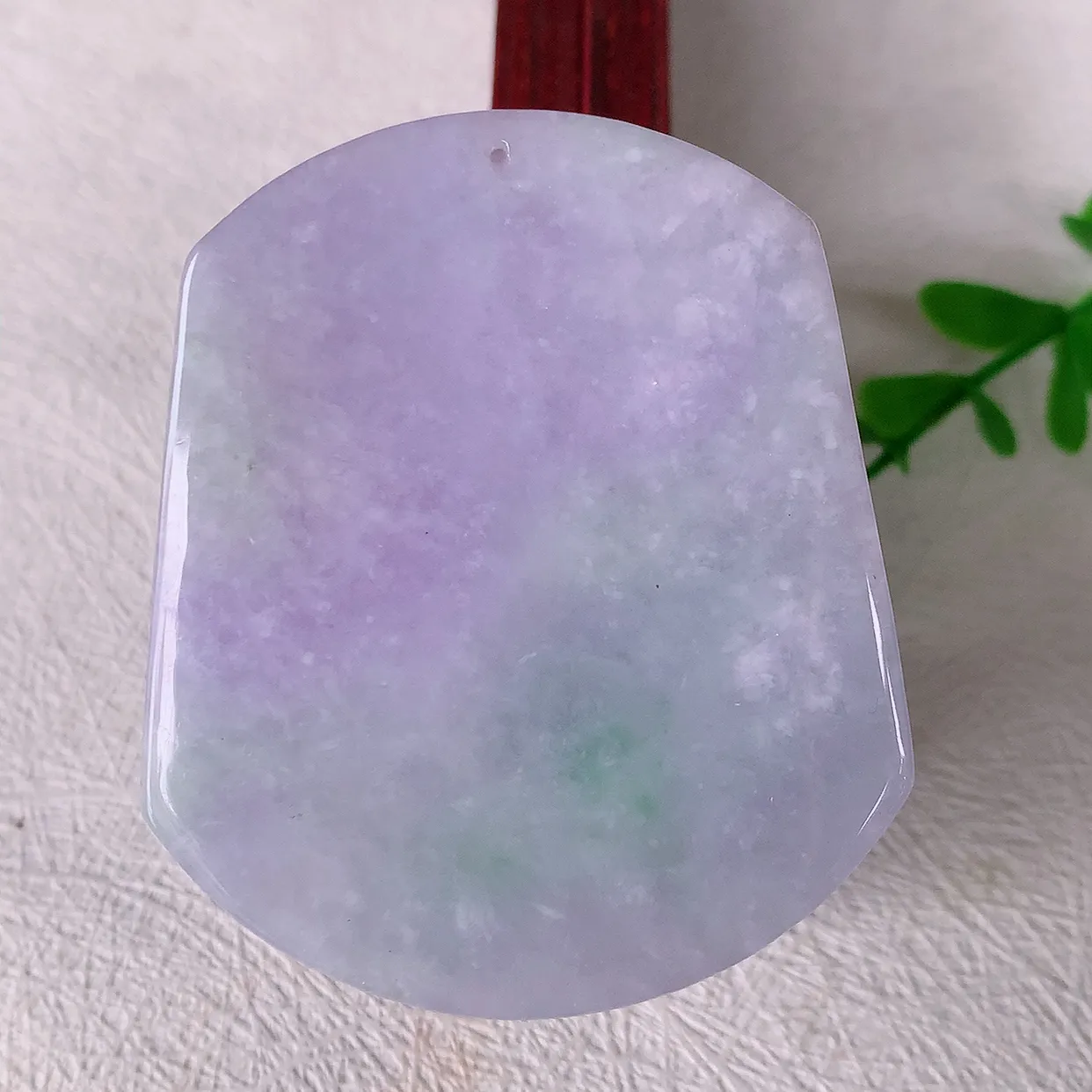 自然光实拍，冰润春带彩翡翠山水牌吊坠，翡翠山水，立体生动形象，山水素材布局合理，意境感佳，佩戴上身效果更高贵 #46.10