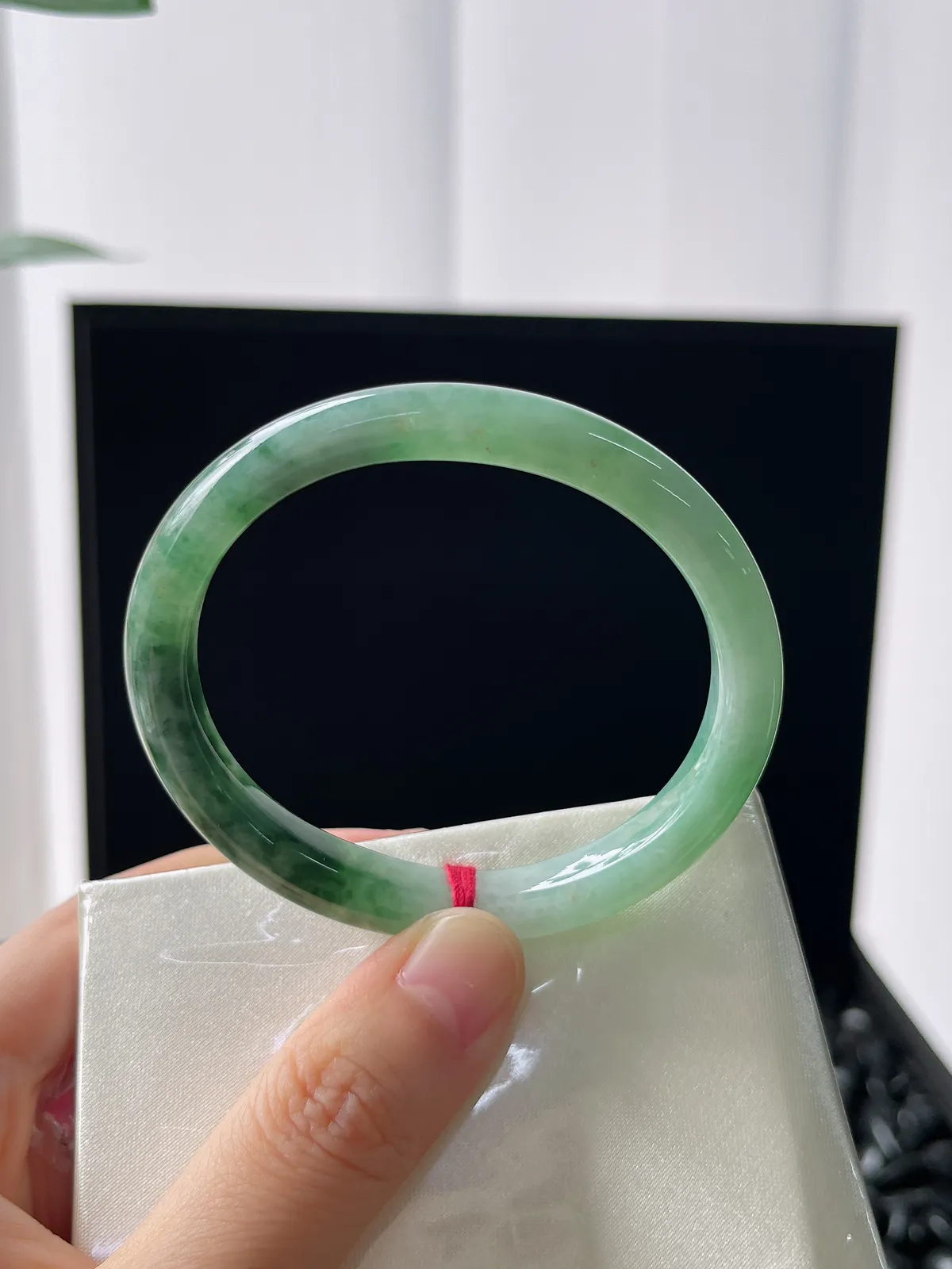 贵妃镯53.2圈口，翡翠糯化种淡绿色手镯