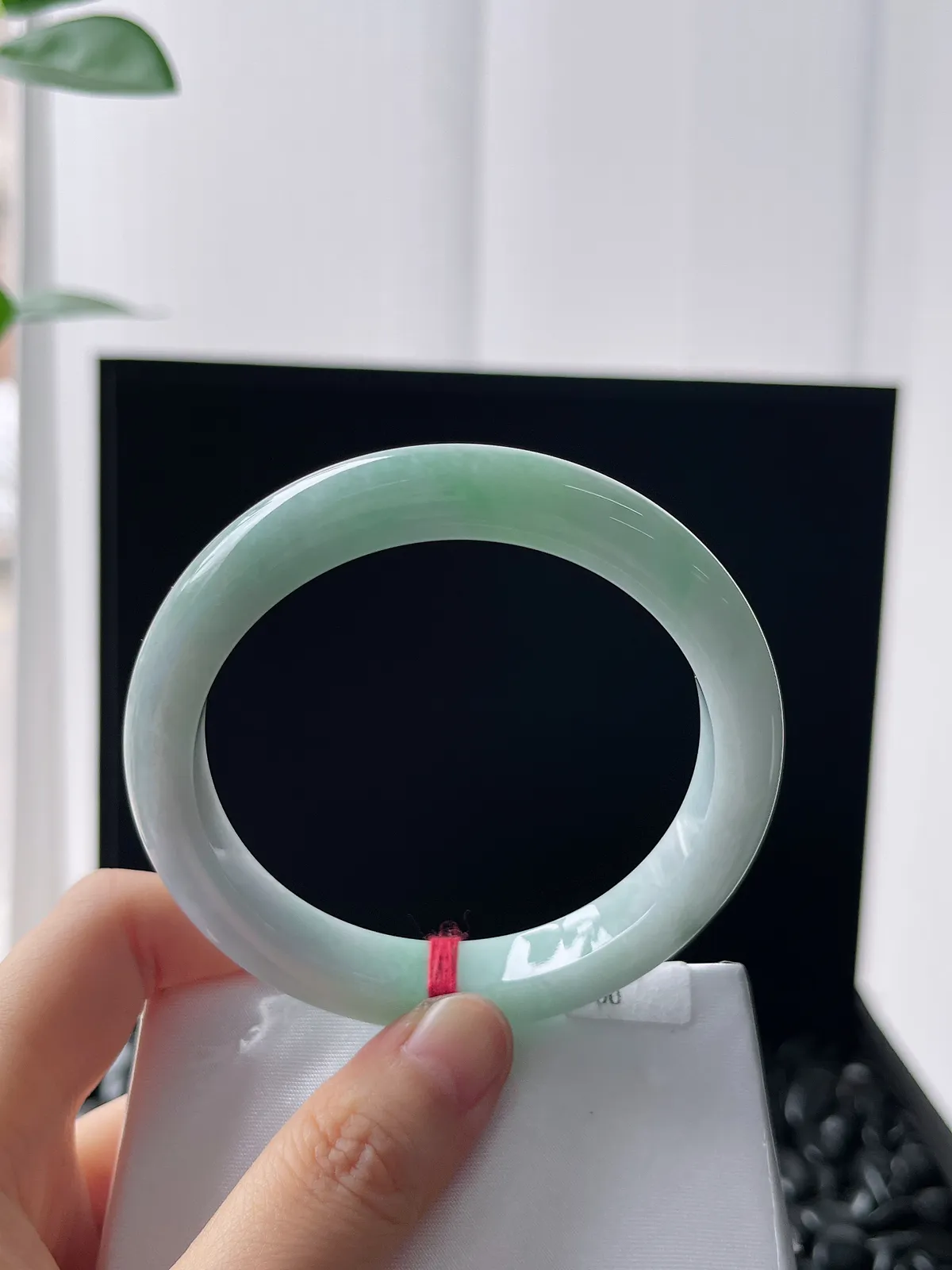 正圈57圈口，翡翠糯化种淡绿色手镯