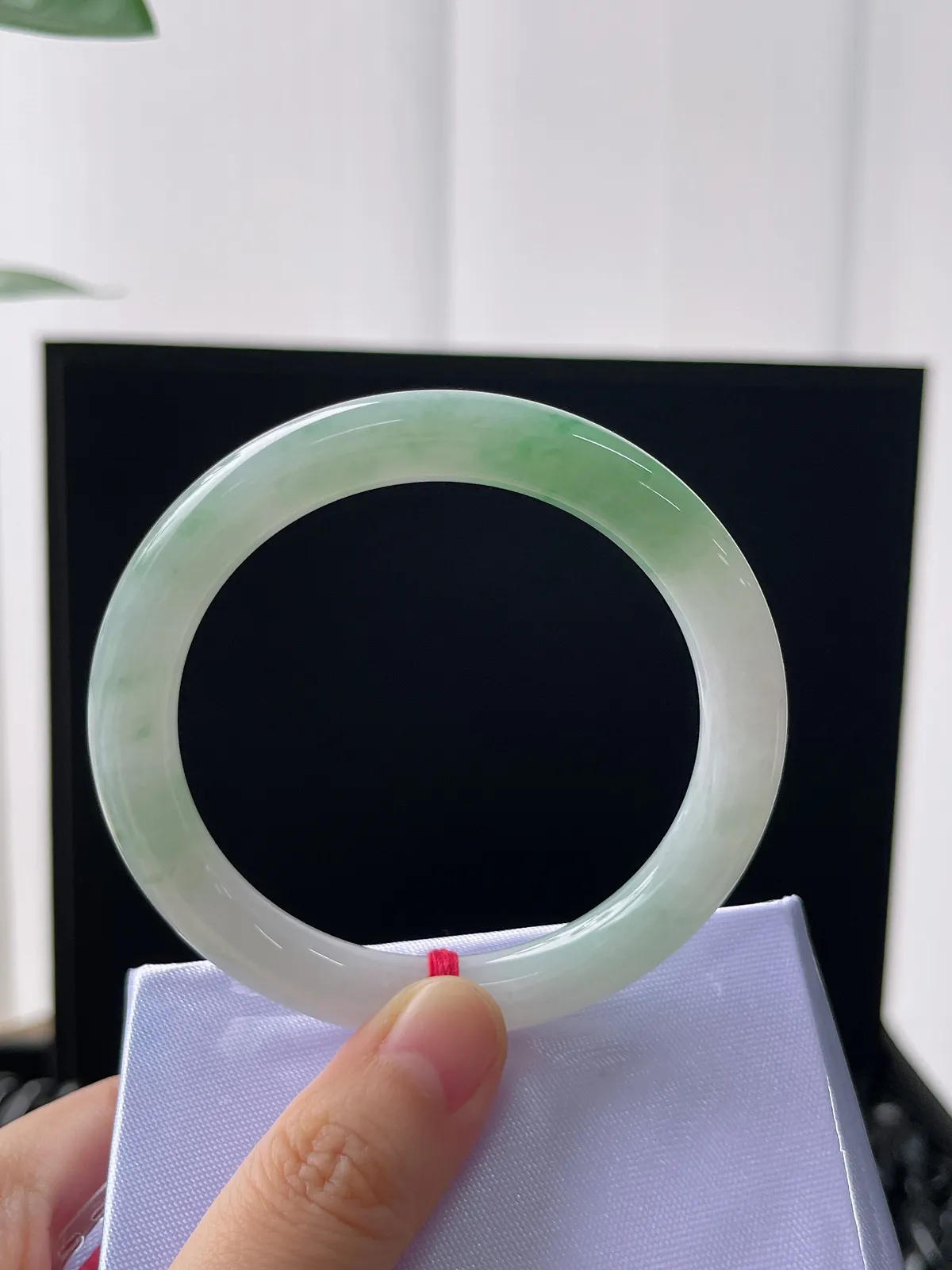 圆镯54圈口，翡翠冰糯种飘绿手镯