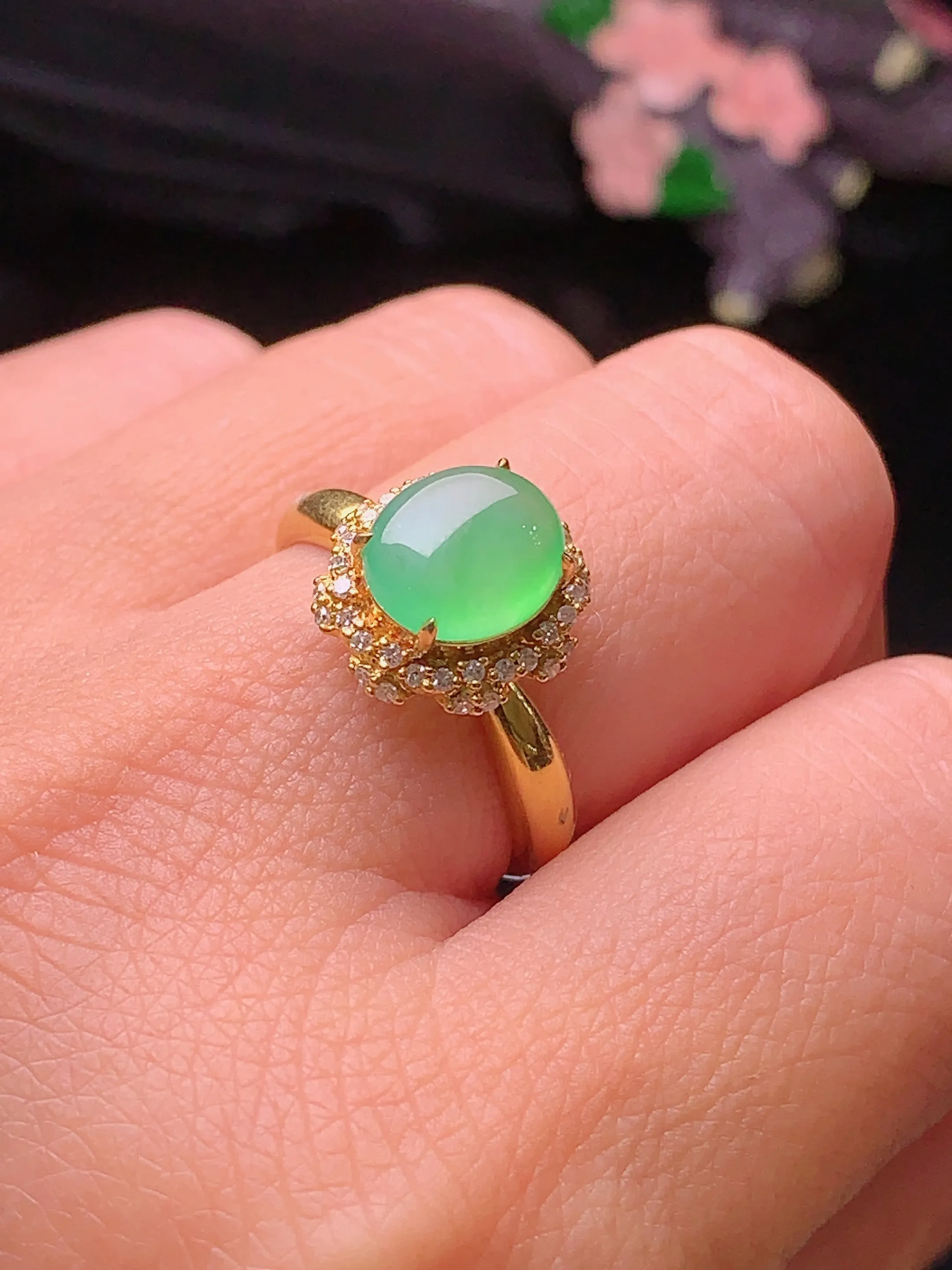 18k金钻镶嵌翠绿蛋面戒指 玉质细腻 色泽清新艳丽 圈口13 整体尺寸12.2*11*8.8