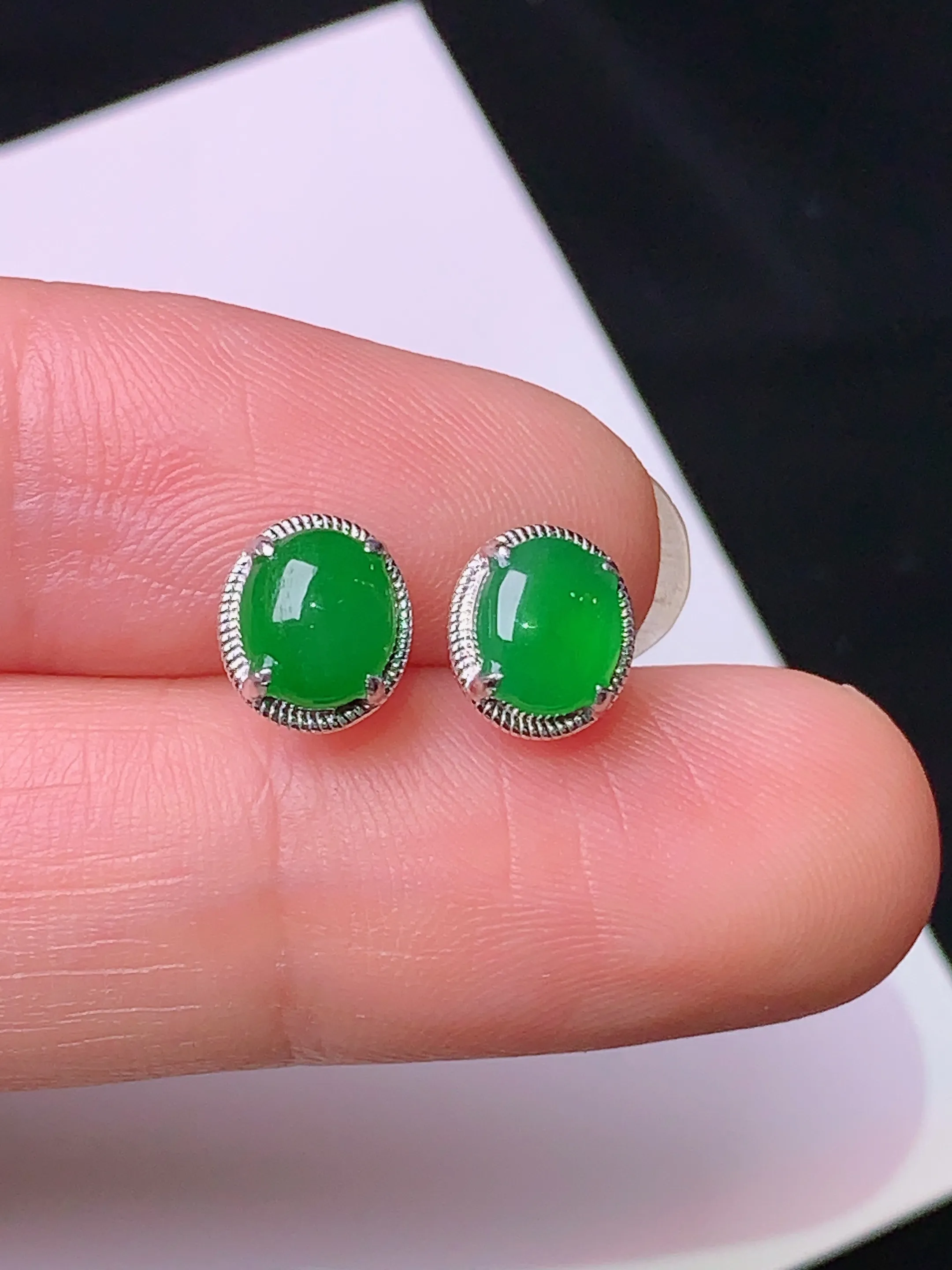 18k金镶嵌满绿蛋面耳钉 玉质细腻 色泽清新艳丽 整体尺寸7.3*6.5*3裸石5.8*5*2.3
