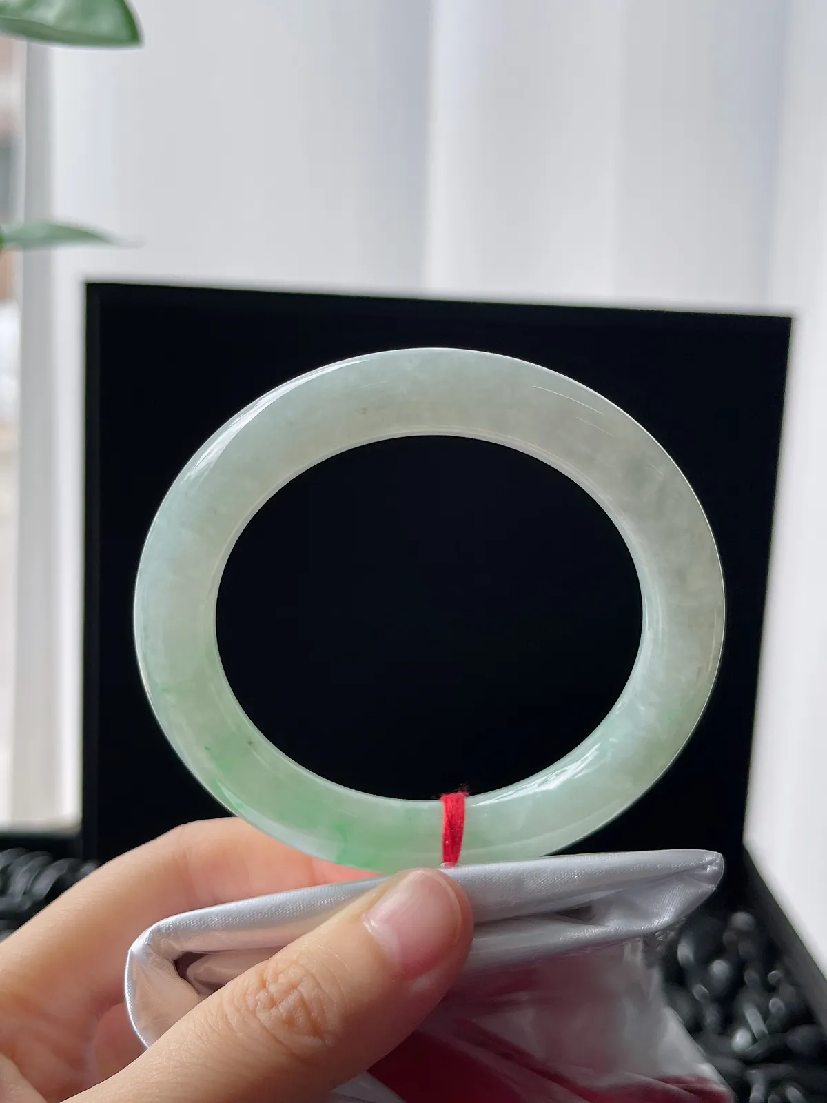 圆镯60.5圈口，翡翠冰糯种飘绿手镯