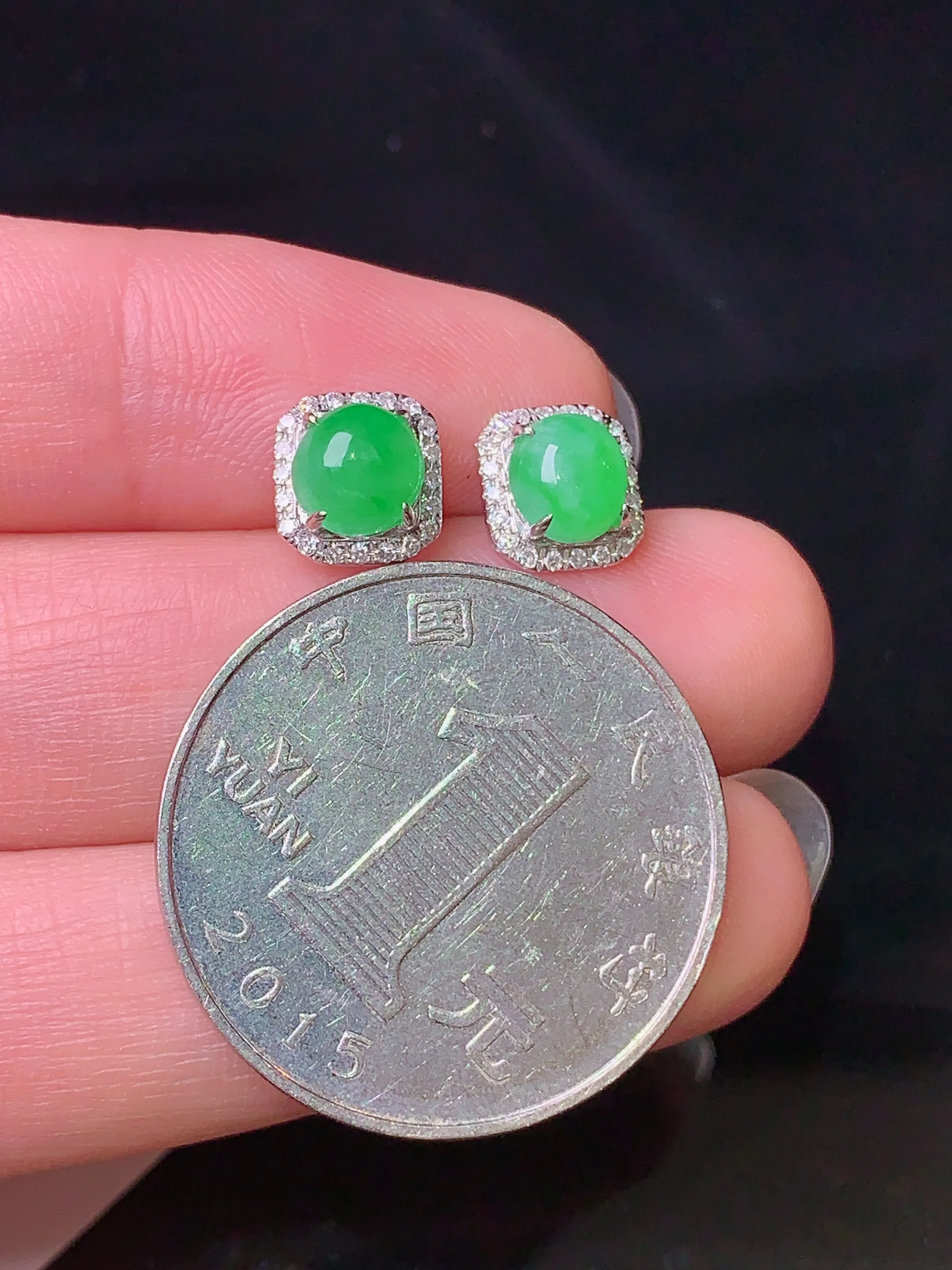 18k金钻镶嵌翠绿蛋面耳钉 玉质细腻 色泽清新艳丽 整体尺寸7.7*7.3*4.2