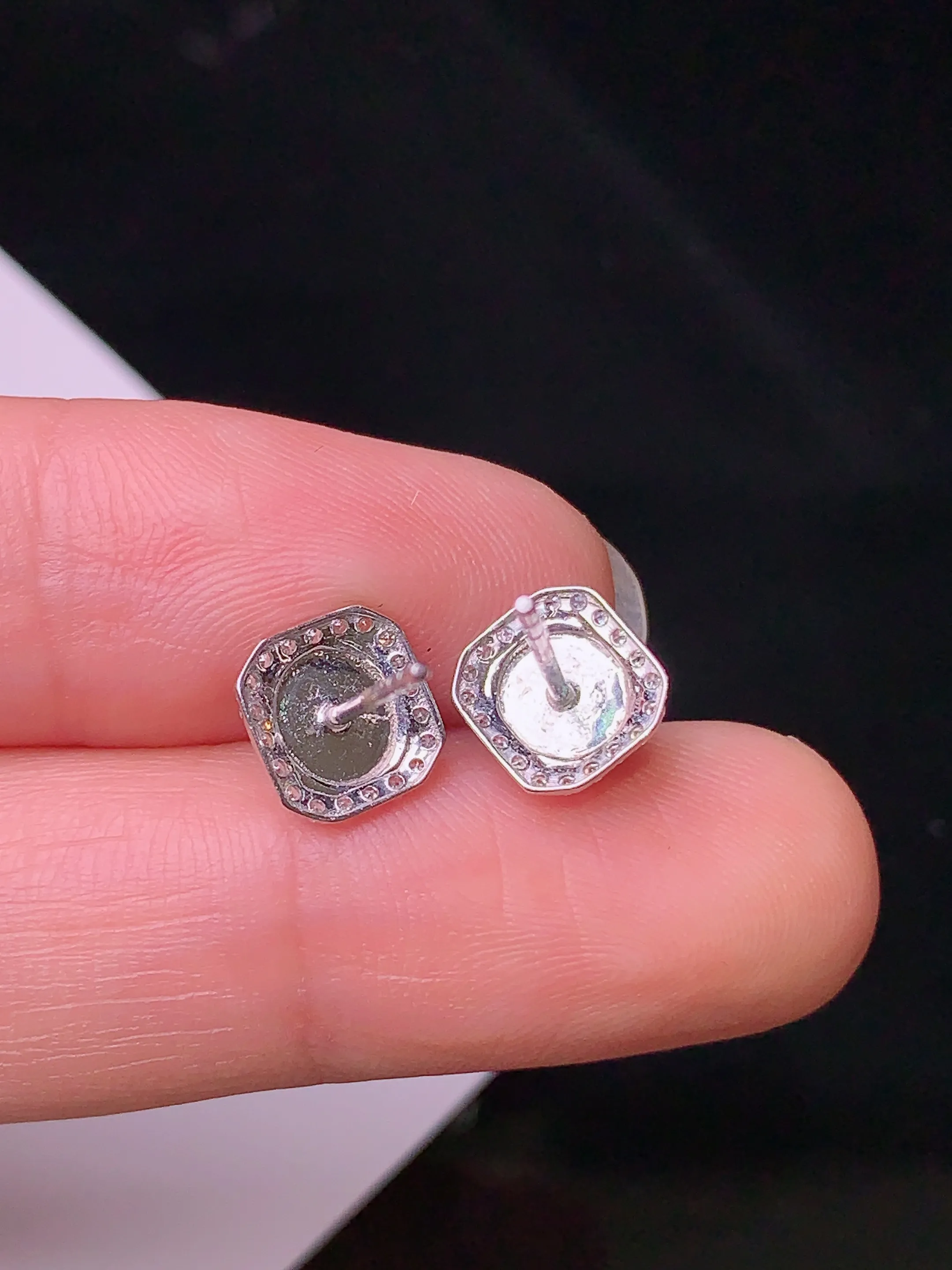 18k金钻镶嵌翠绿蛋面耳钉 玉质细腻 色泽清新艳丽 整体尺寸7.7*7.3*4.2